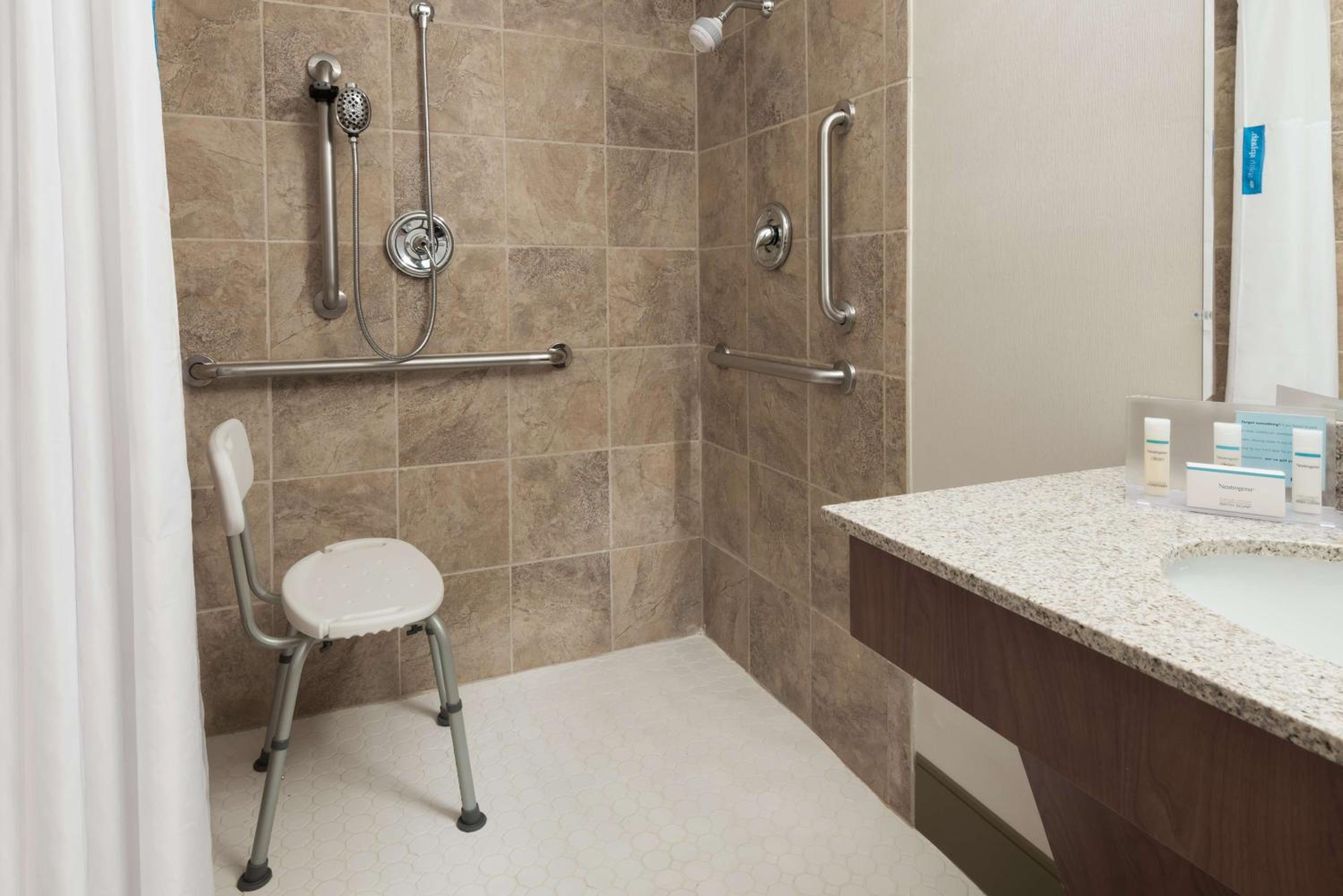 King Room with Roll-In Shower - Mobility Access/Non-Smoking - Photo 4