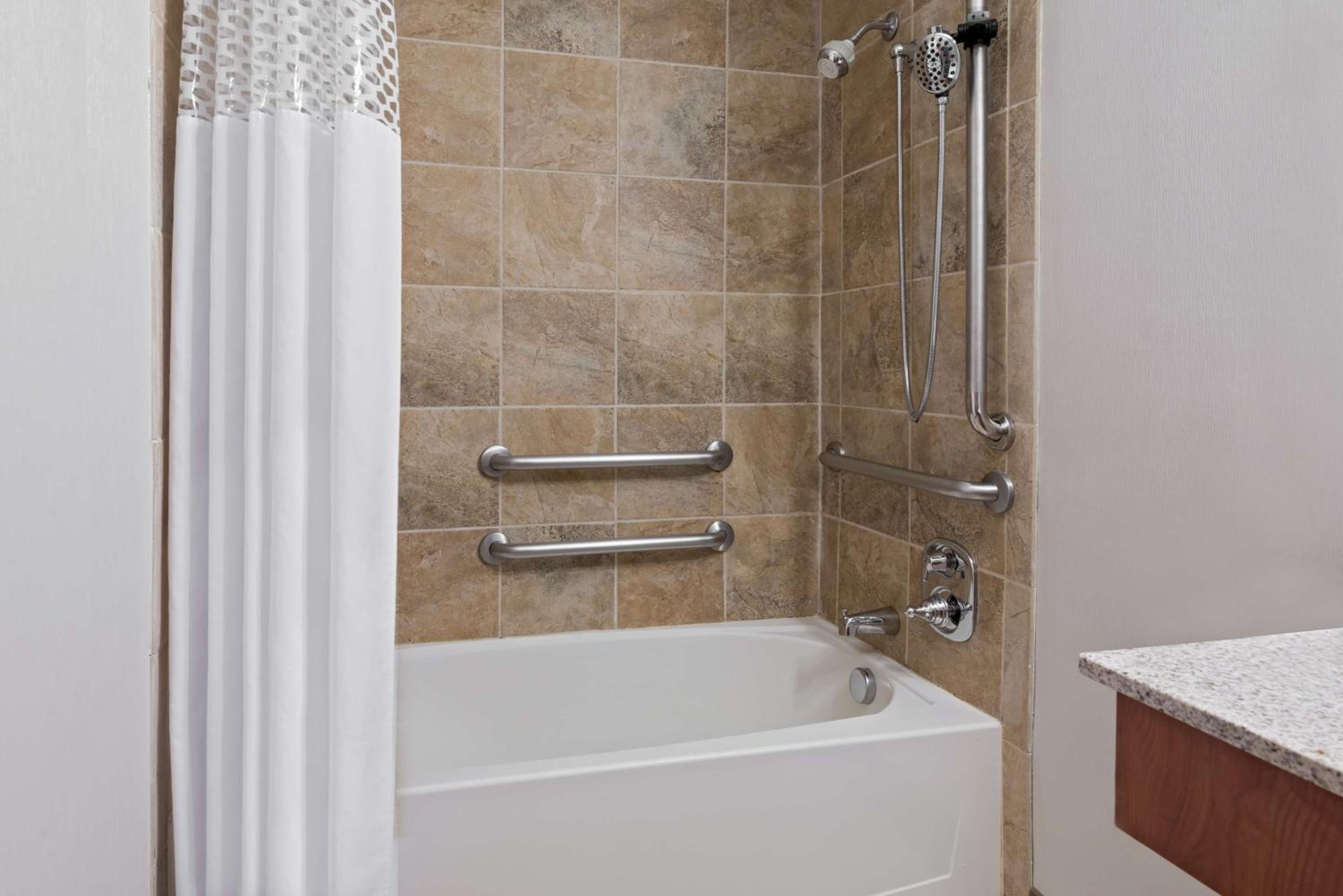 King Room - Mobility Accessible with Tub - Photo 4