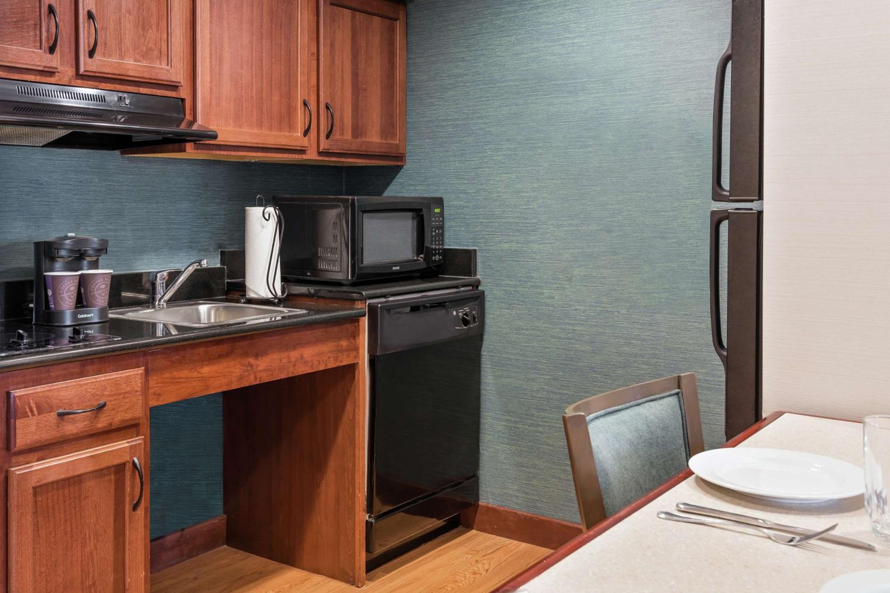 King Suite with Accessible Tub - Mobility and Hearing Access/Non-Smoking - Photo 3