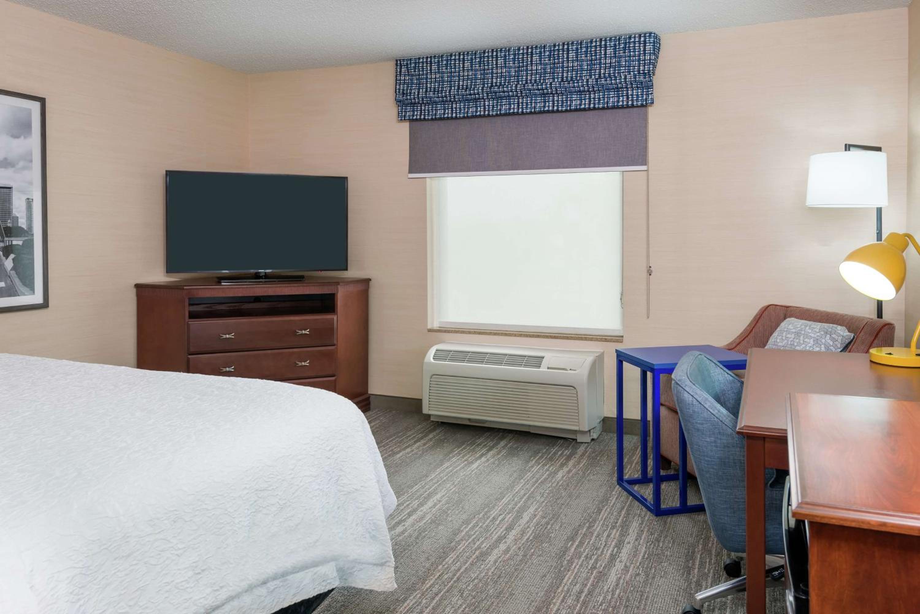 King Room with King Bed - Non-Smoking - Photo 3