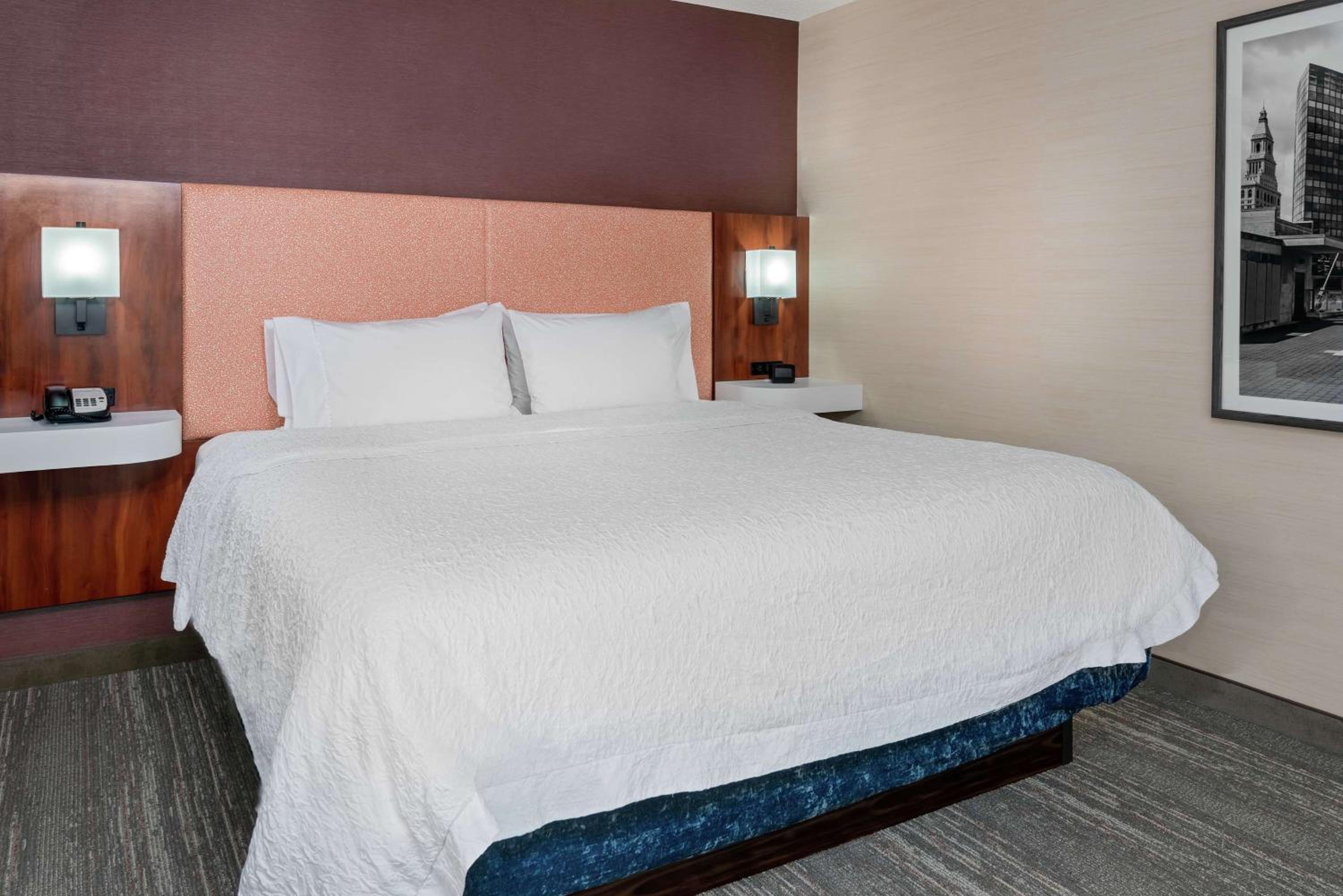 King Room with King Bed - Non-Smoking - Photo 2