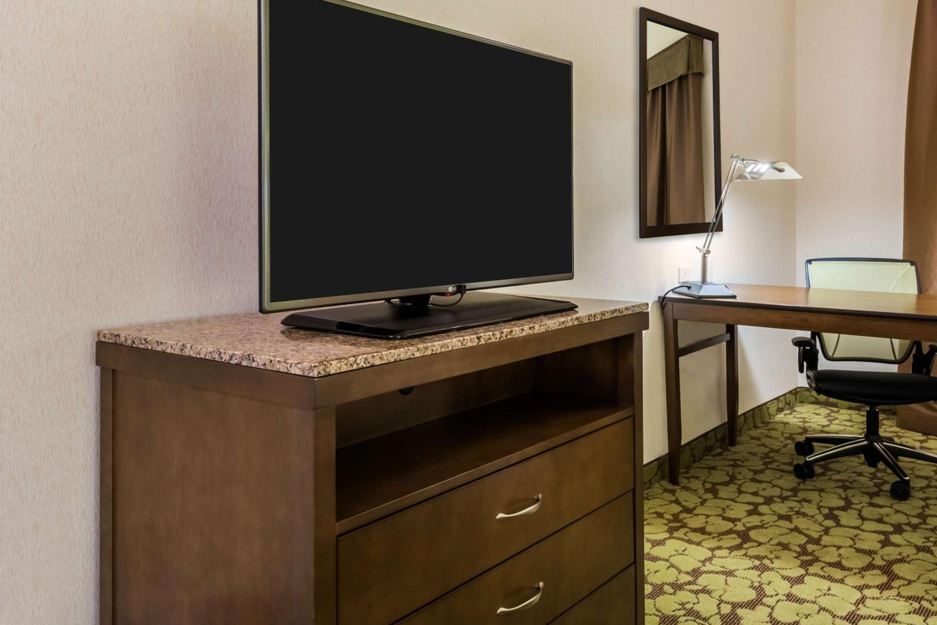 King Room with Accessible Tub - Mobility Access photo 2