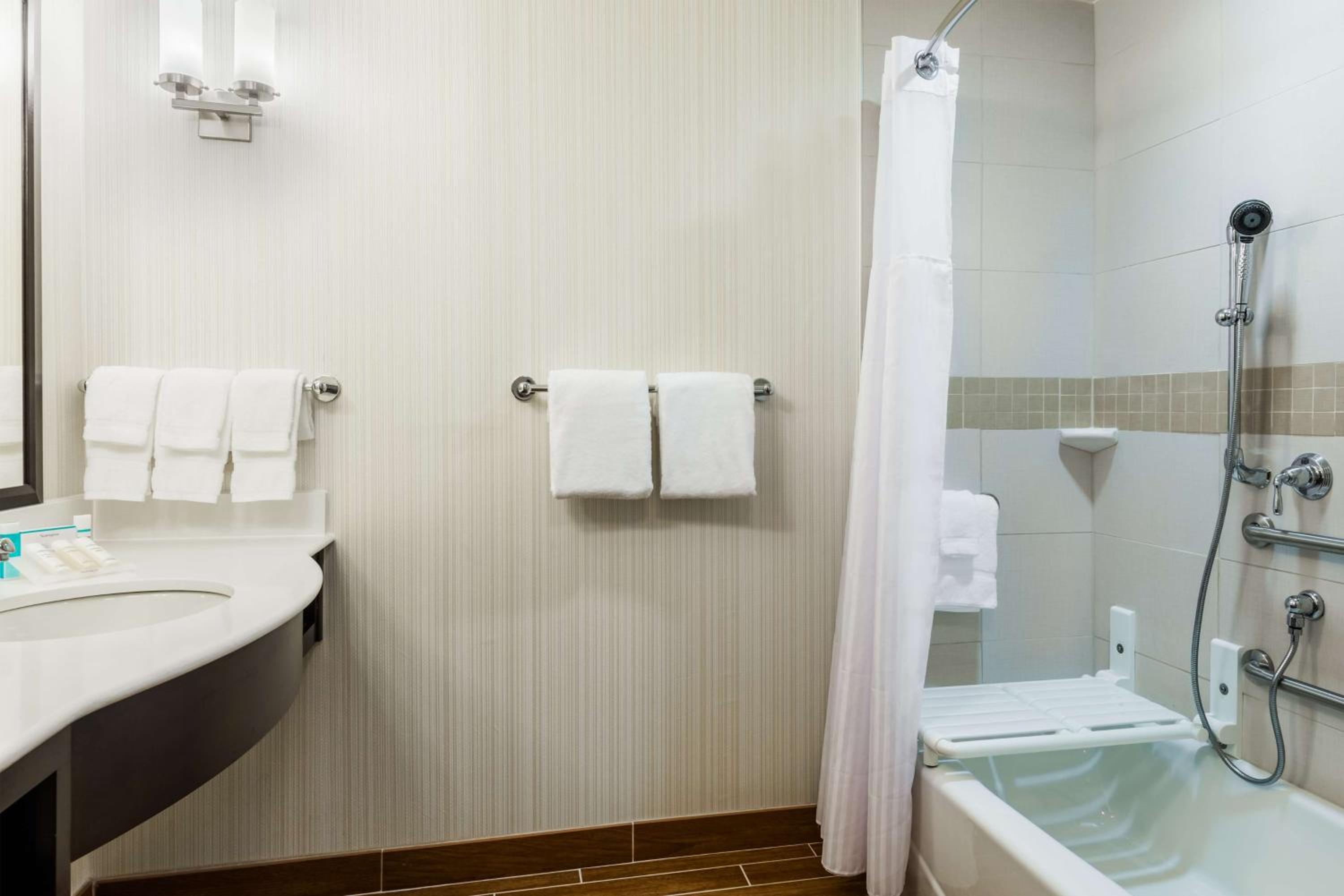 Queen Room with Two Queen Beds - Mobility Access photo 3