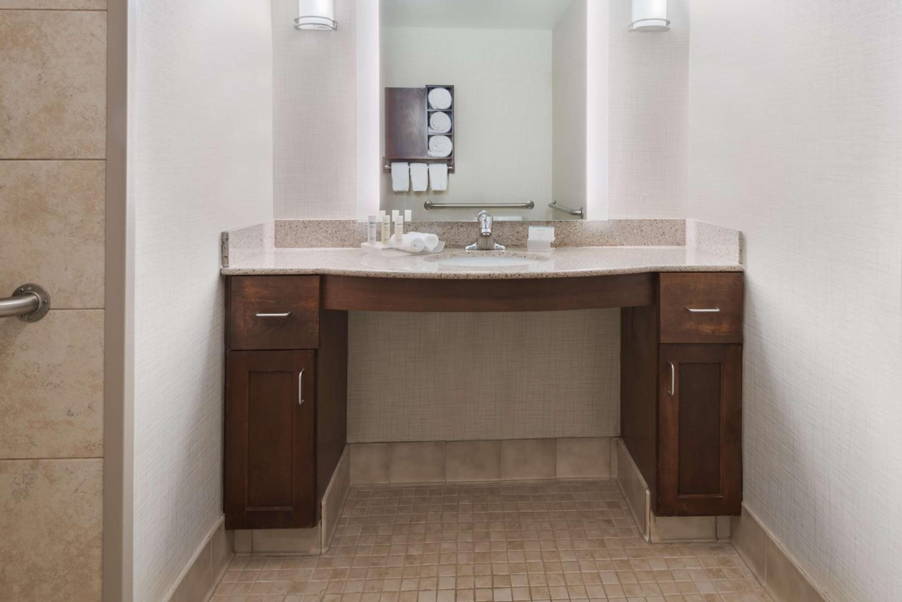 Suite with Two Queen Beds and Tub - Mobility and Hearing Access/Non-Smoking - Photo 3