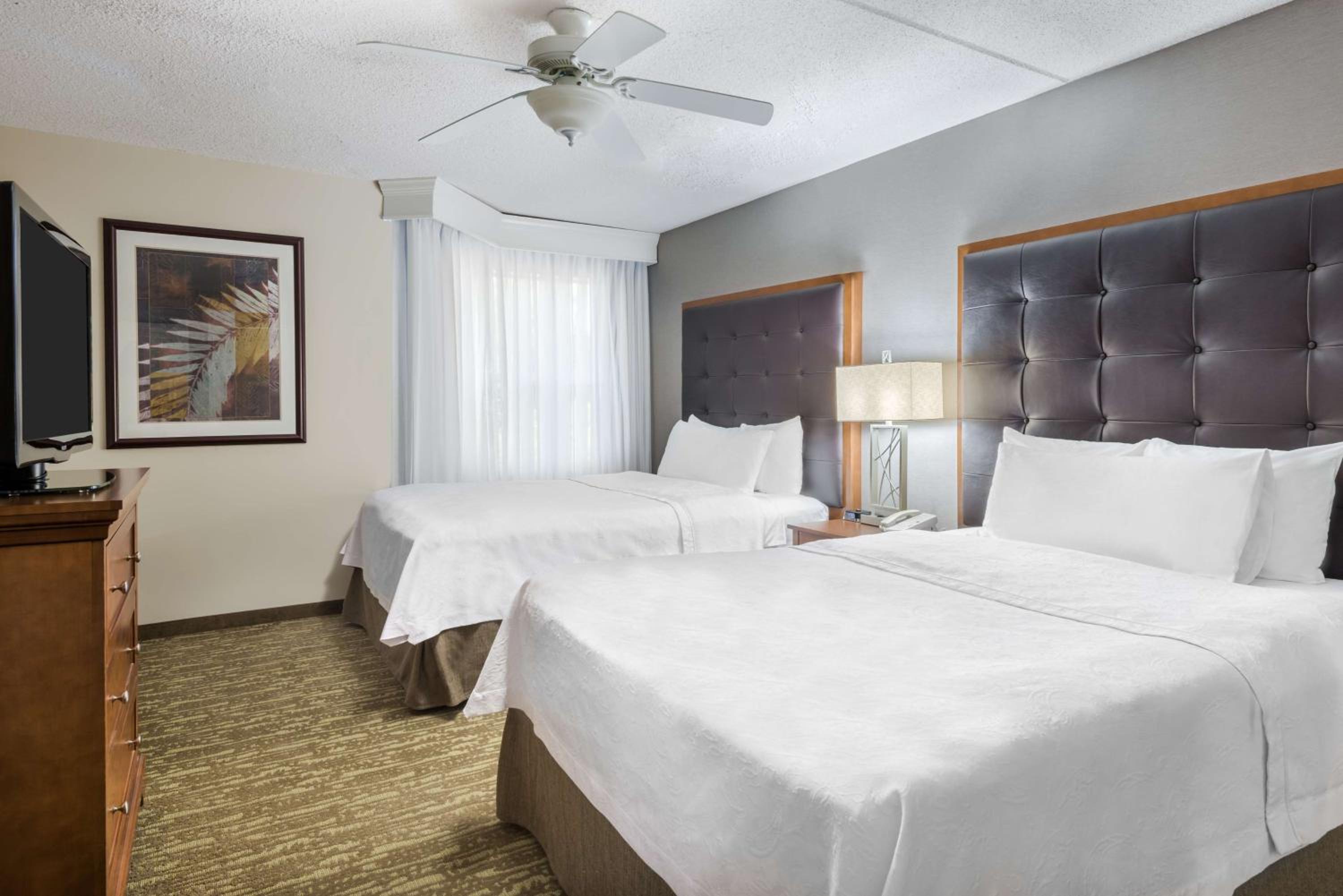 Suite with Two Queen Beds and Tub - Mobility and Hearing Access/Non-Smoking - Photo 2