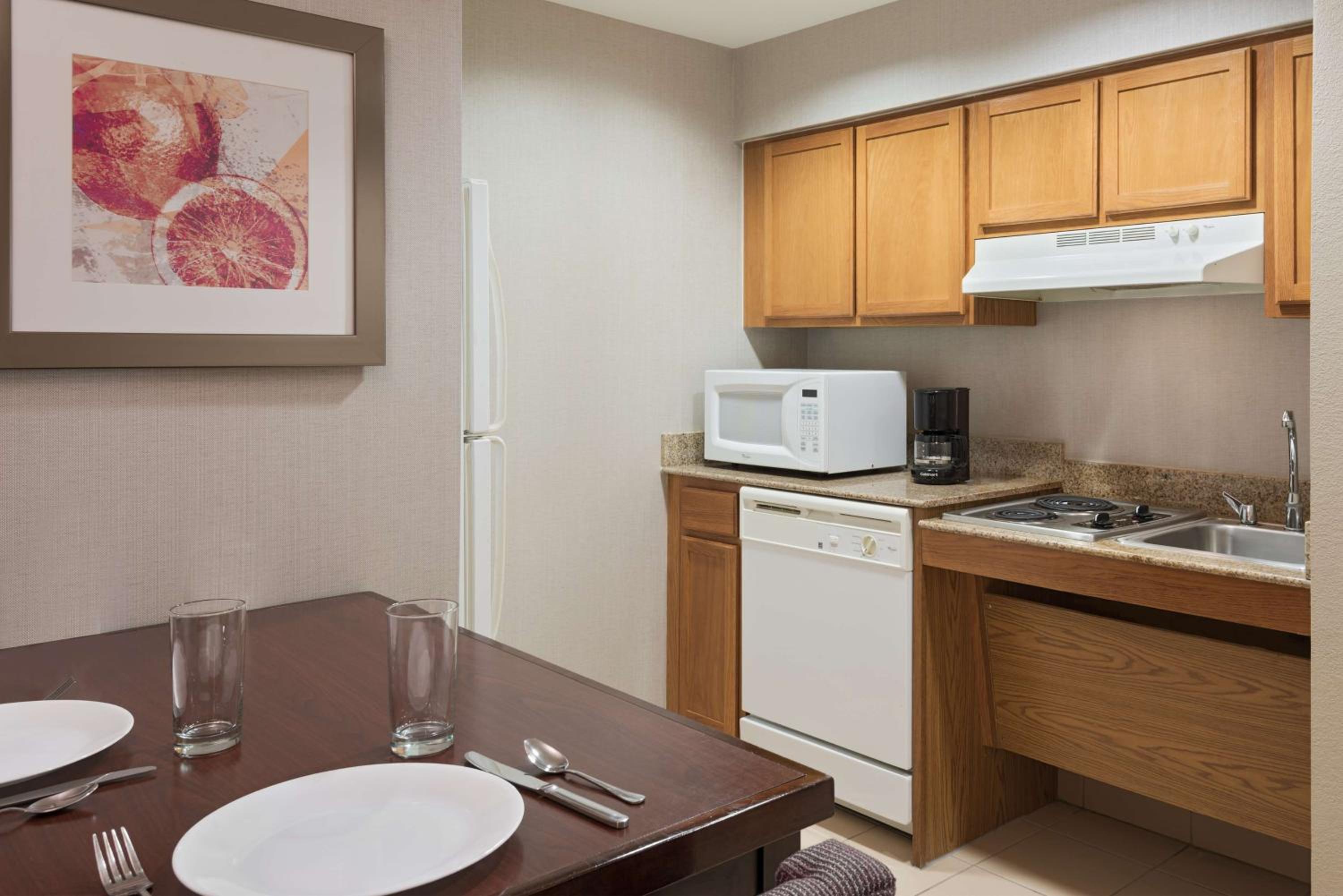 One-Bedroom Queen Suite with Two Queen Beds - Non-Smoking
