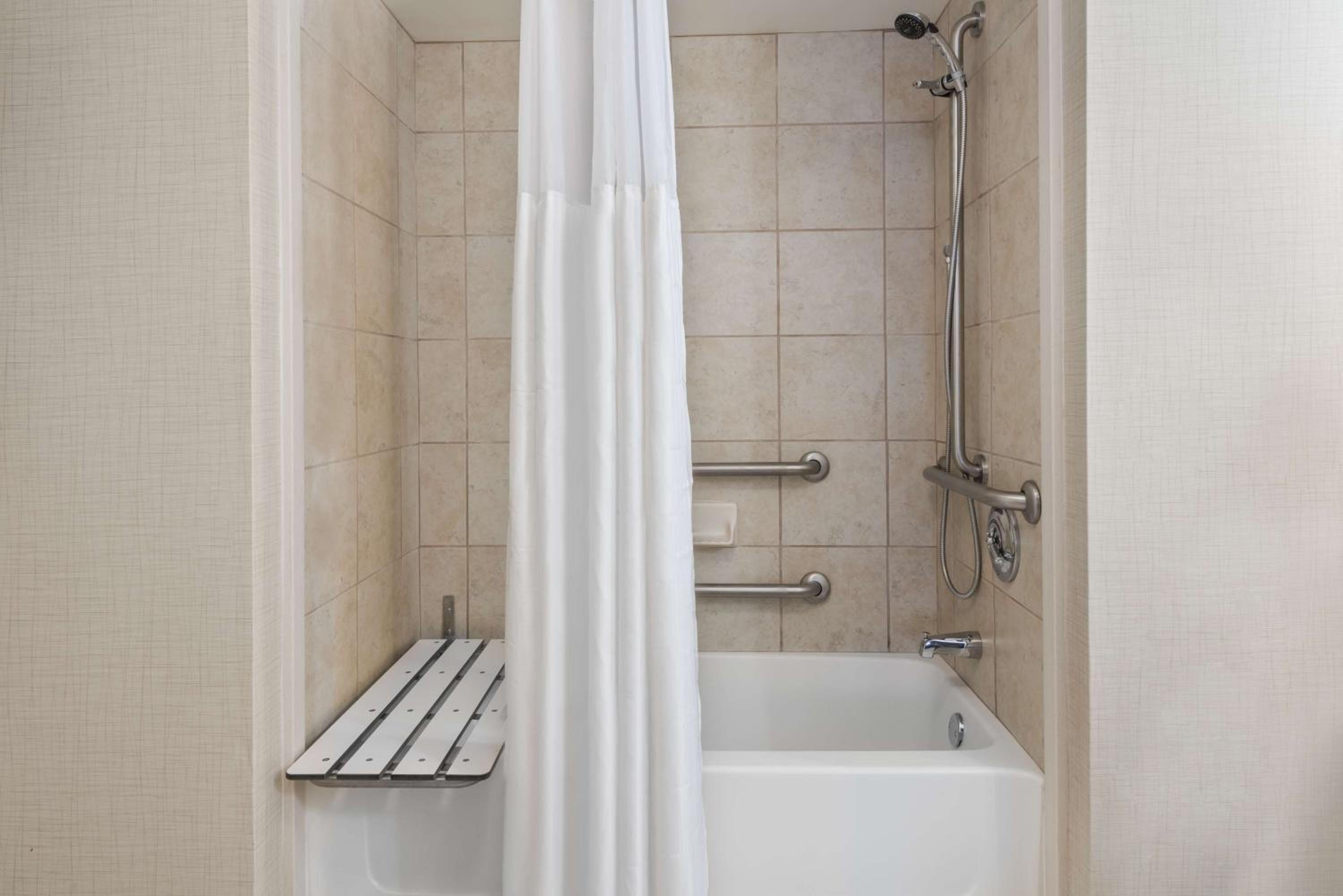 Suite with Two Queen Beds and Tub - Mobility and Hearing Access/Non-Smoking - Photo 4