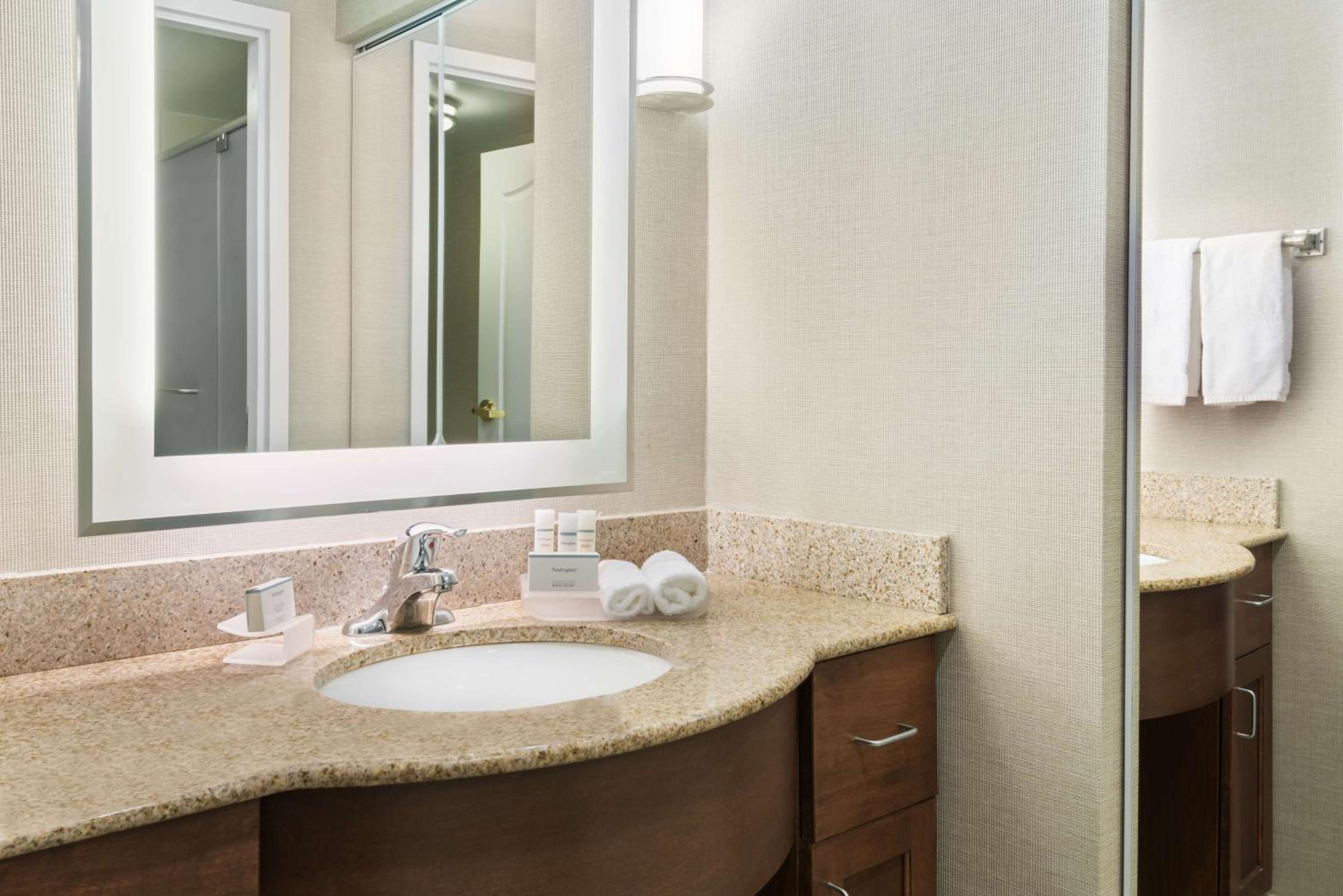One-Bedroom King Suite - Non-Smoking - Photo 2