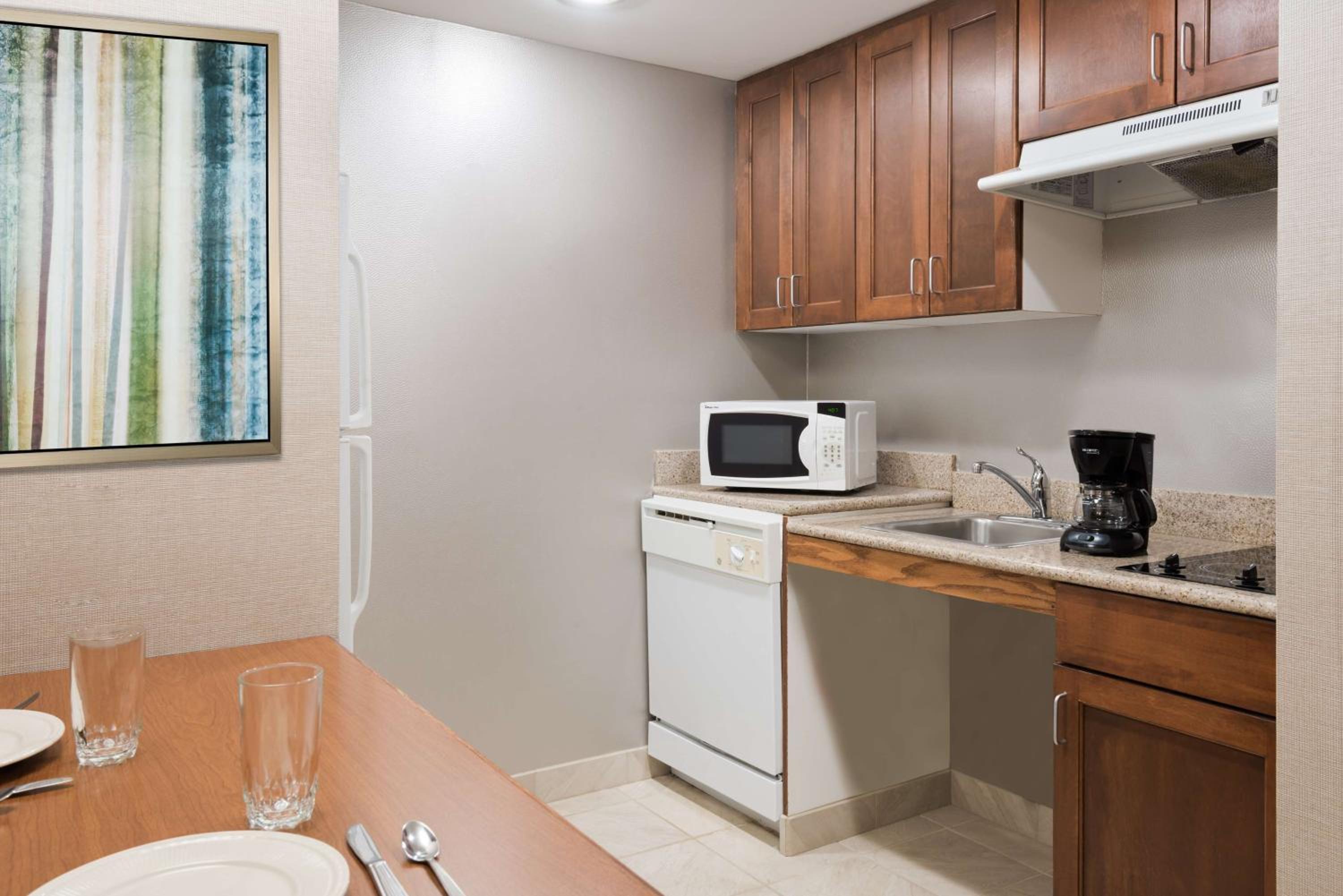 Suite with Two Queen Beds and Tub - Mobility and Hearing Access/Non-Smoking - Photo 5