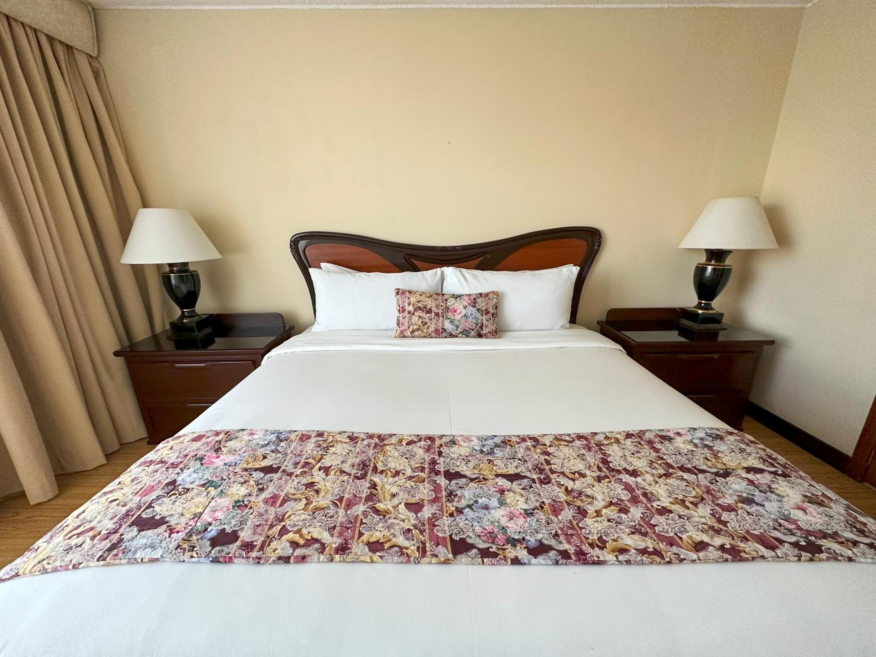 King Room - Non-Smoking - Photo 2