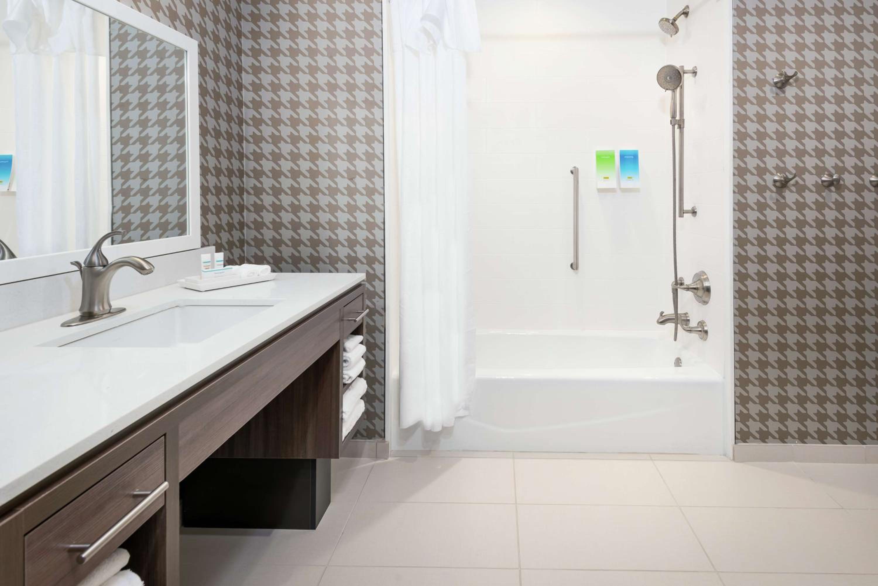 King Suite - Mobility Access/Non-Smoking