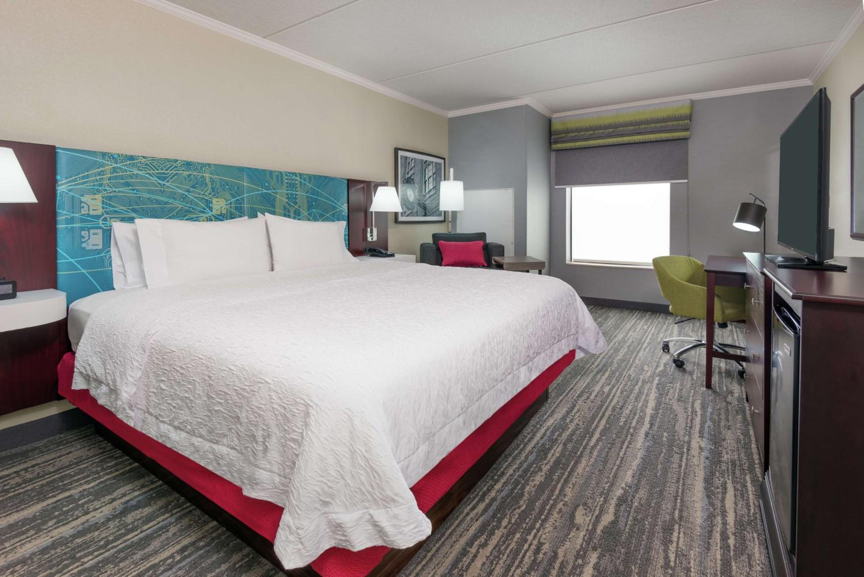 King Room with King Bed - Non-Smoking - Photo 3