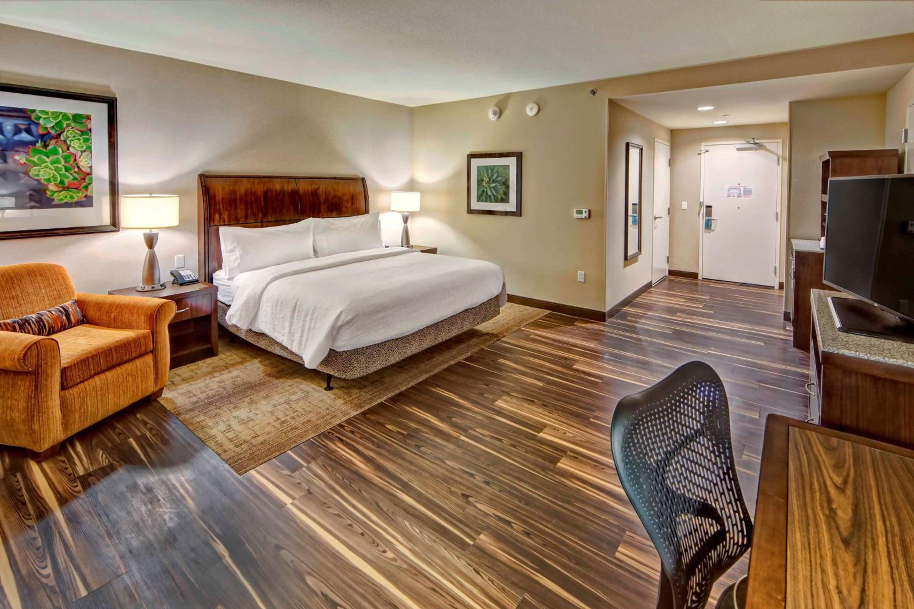 King Room with Accessible Tub - Mobility Access