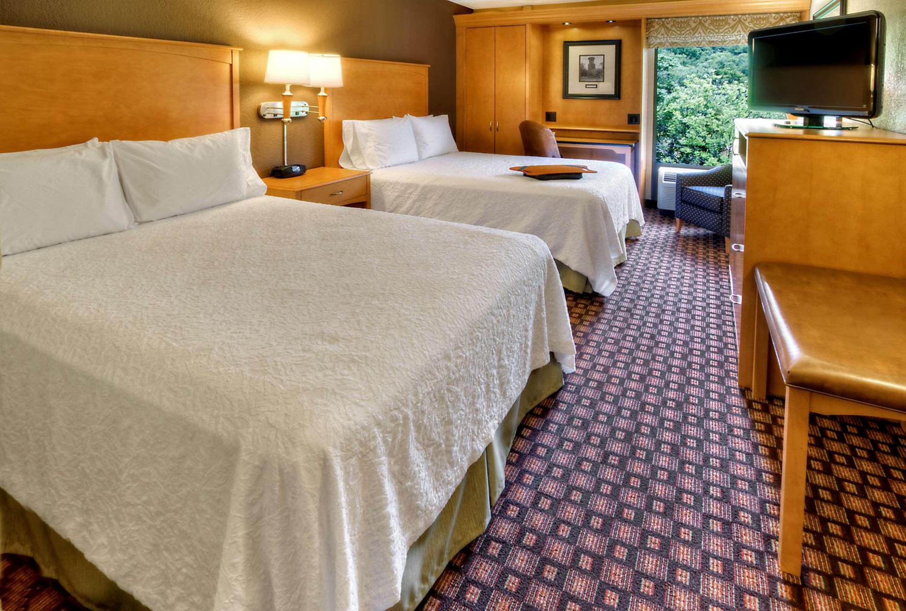 Queen Room with Two Queen Beds - Non-Smoking - Photo 3