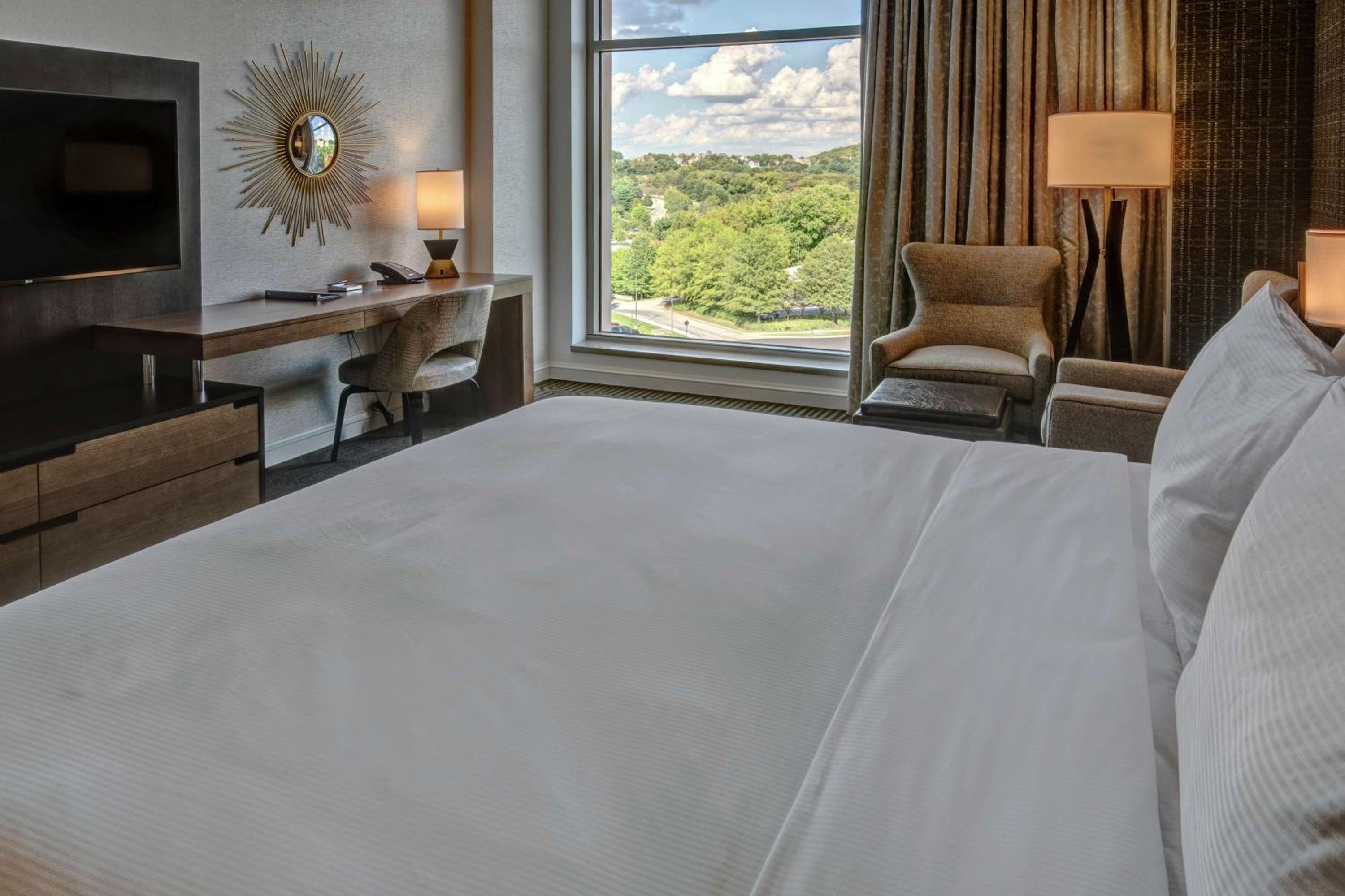 King Room with Mobility Accessible Tub photo 3