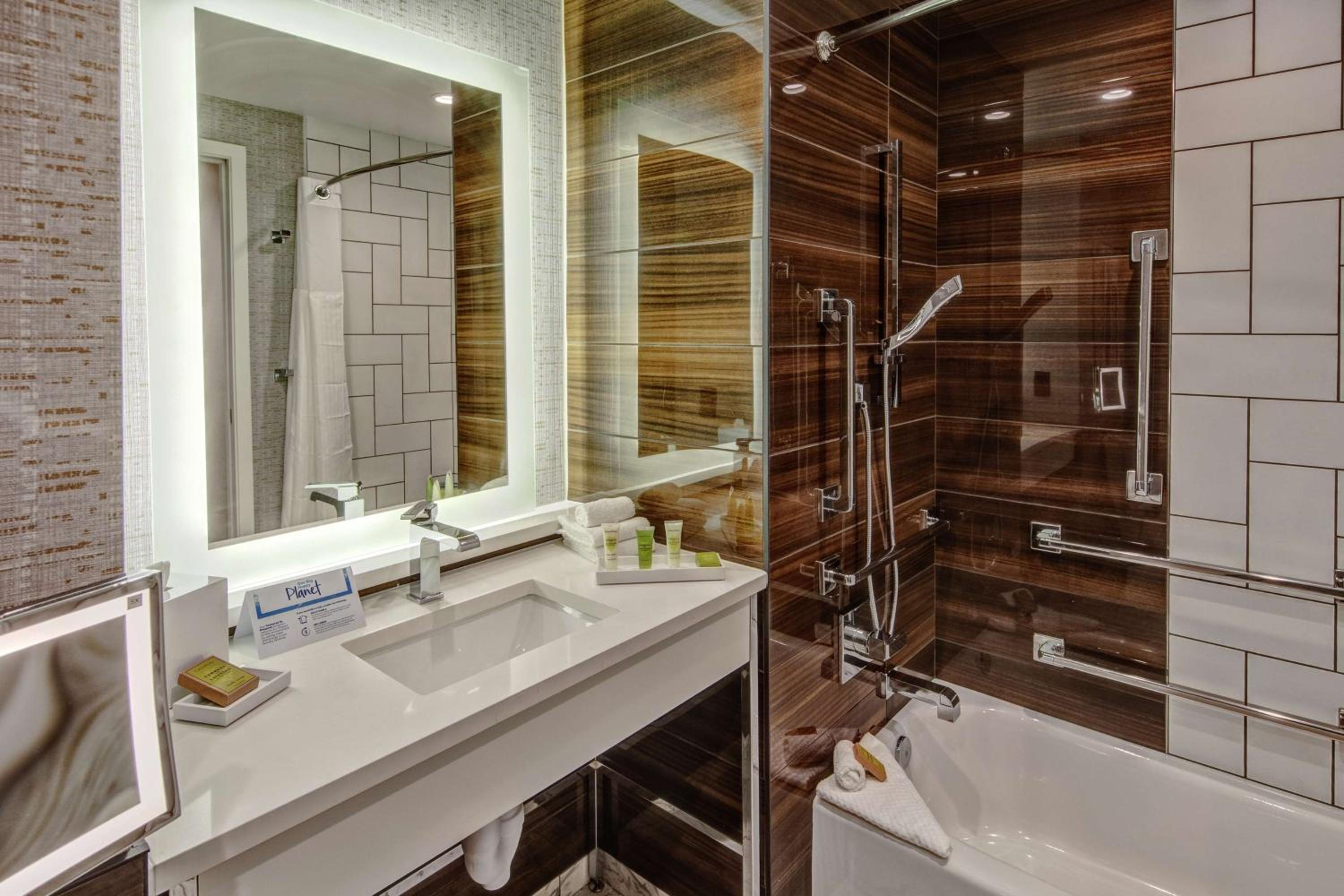 King Room with Mobility Accessible Tub photo 2