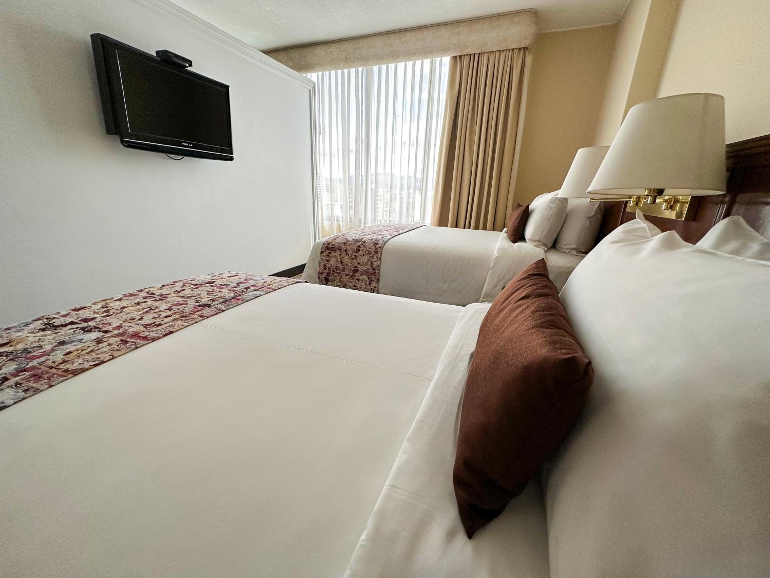 Suite with Two Double Beds - Non-Smoking - Photo 5