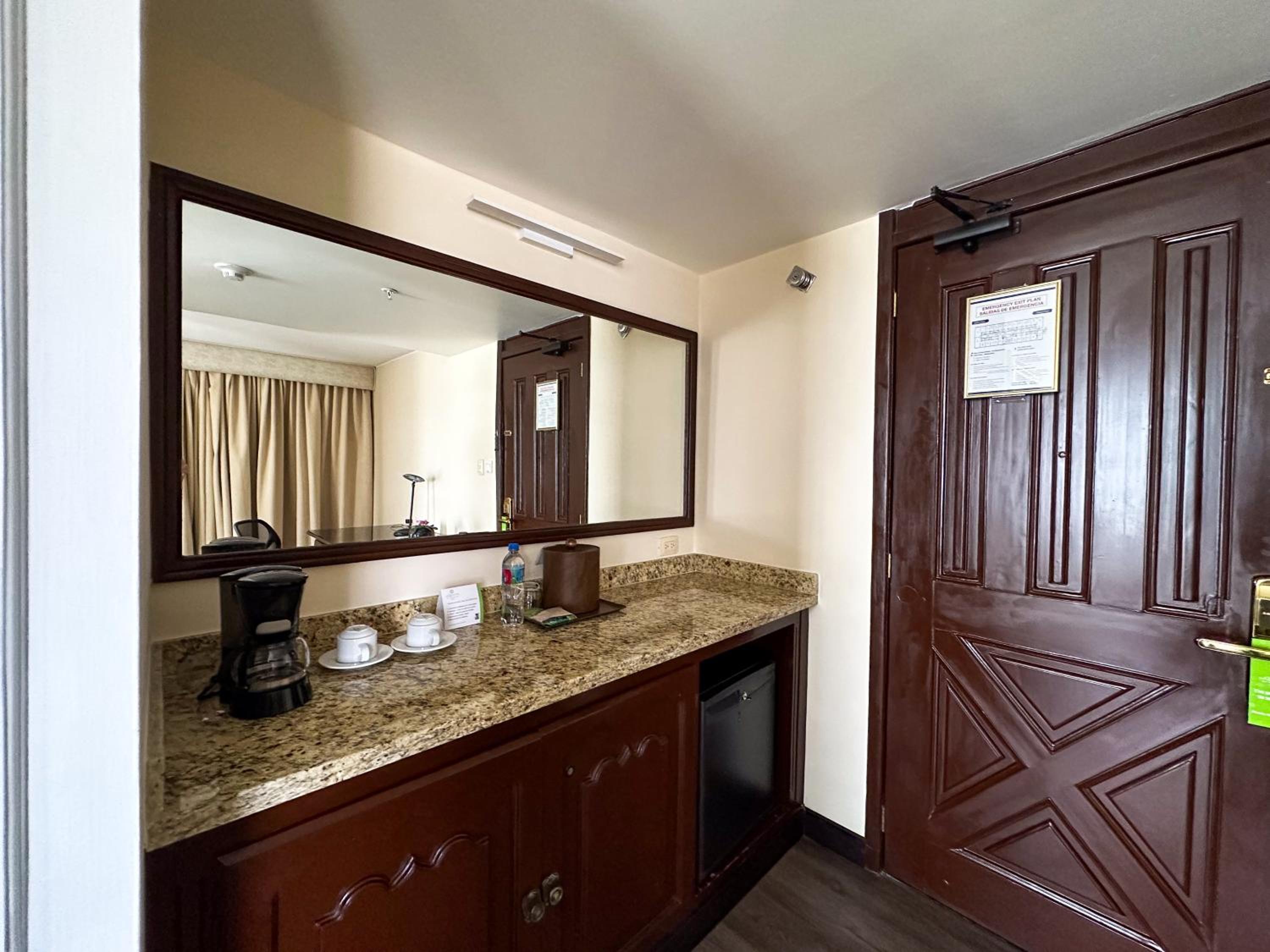 Suite with Two Double Beds - Non-Smoking - Photo 4