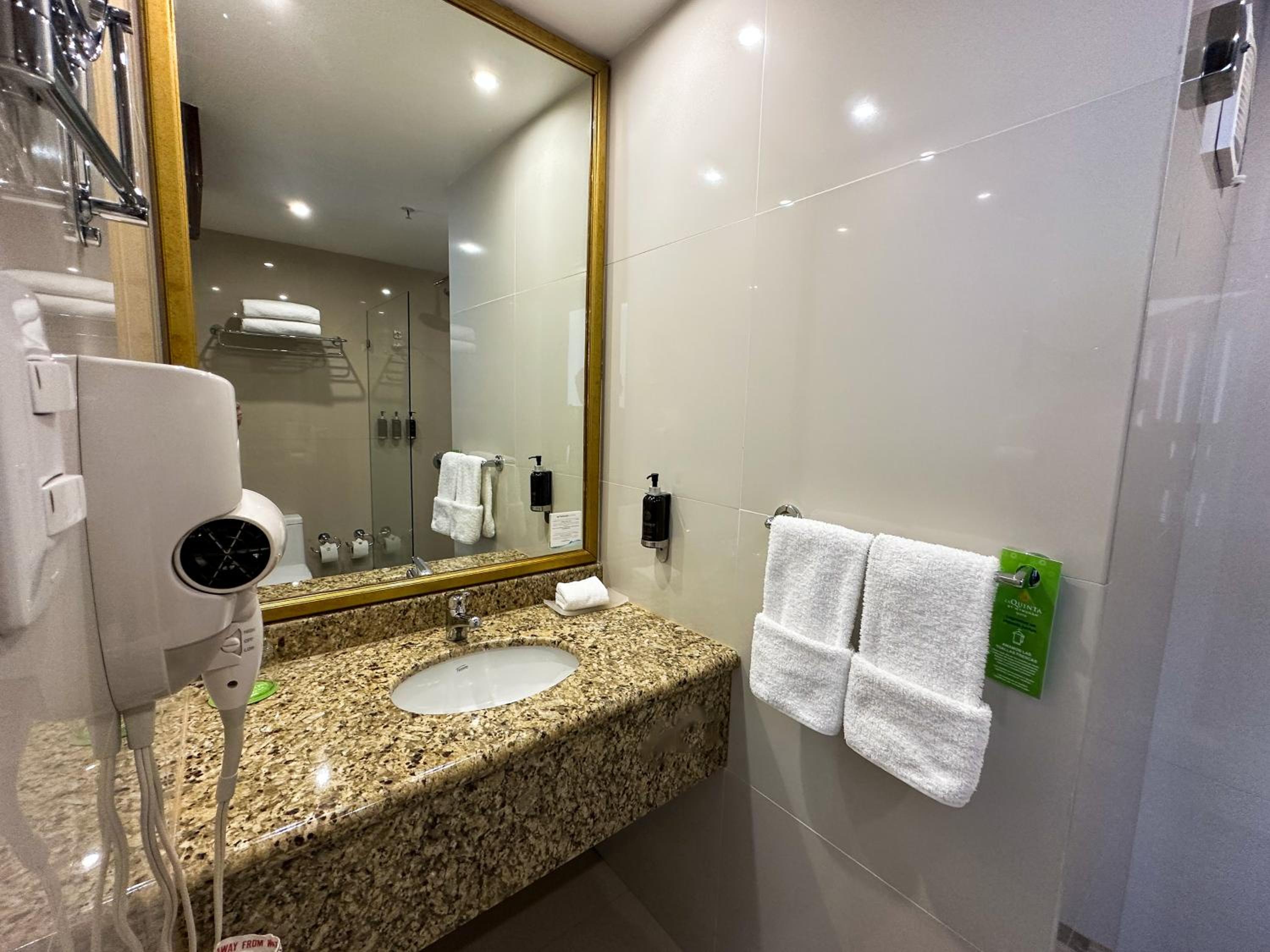 Suite with Two Double Beds - Non-Smoking - Photo 2