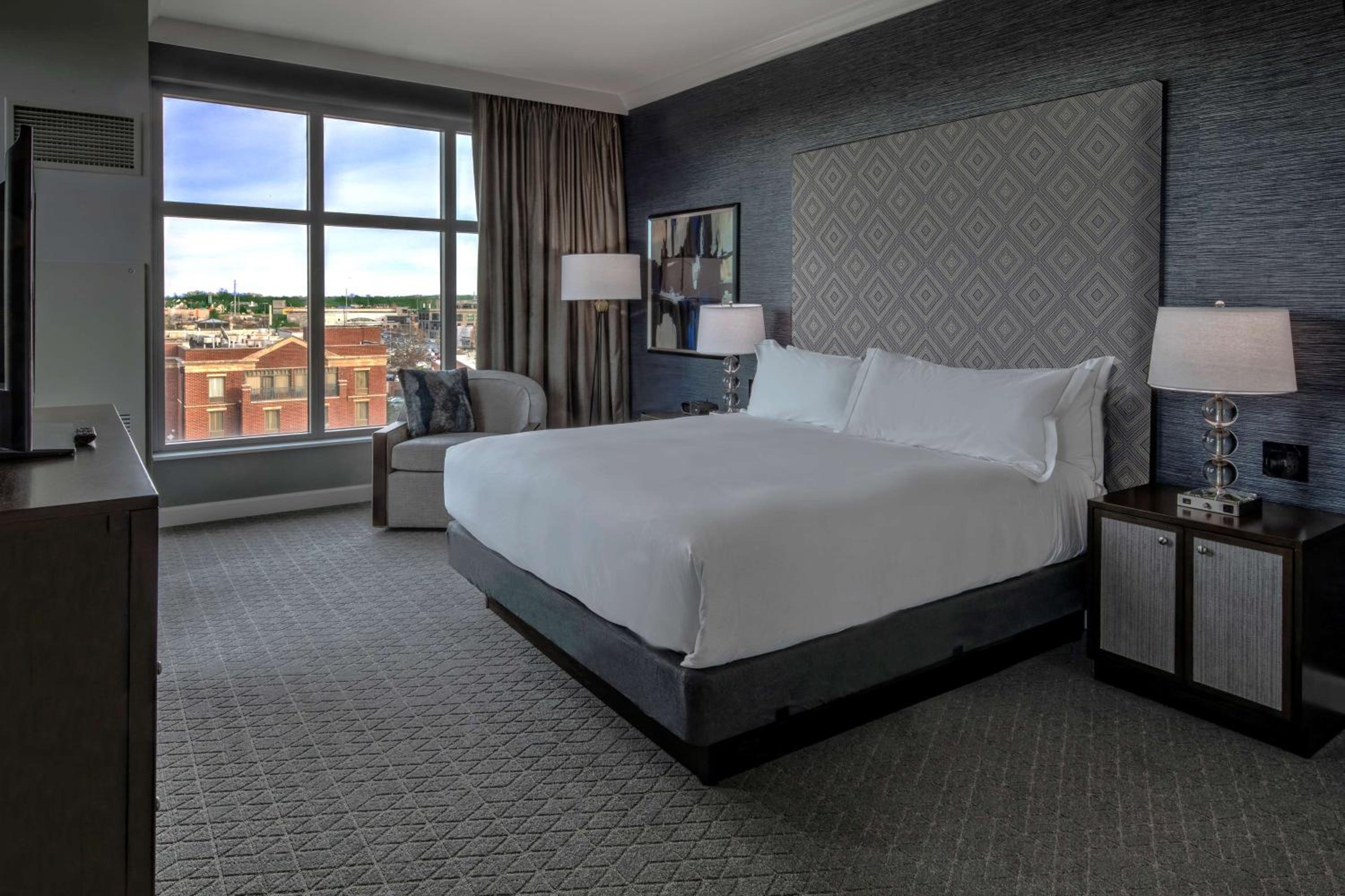 King Room - Mobility and Hearing Access - Photo 3