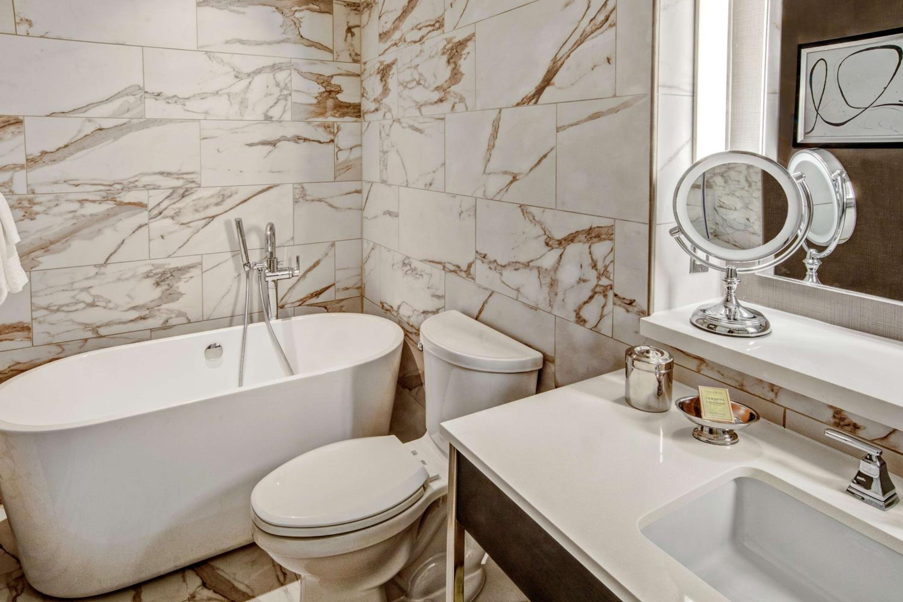 One-Bedroom King Suite - Photo 7