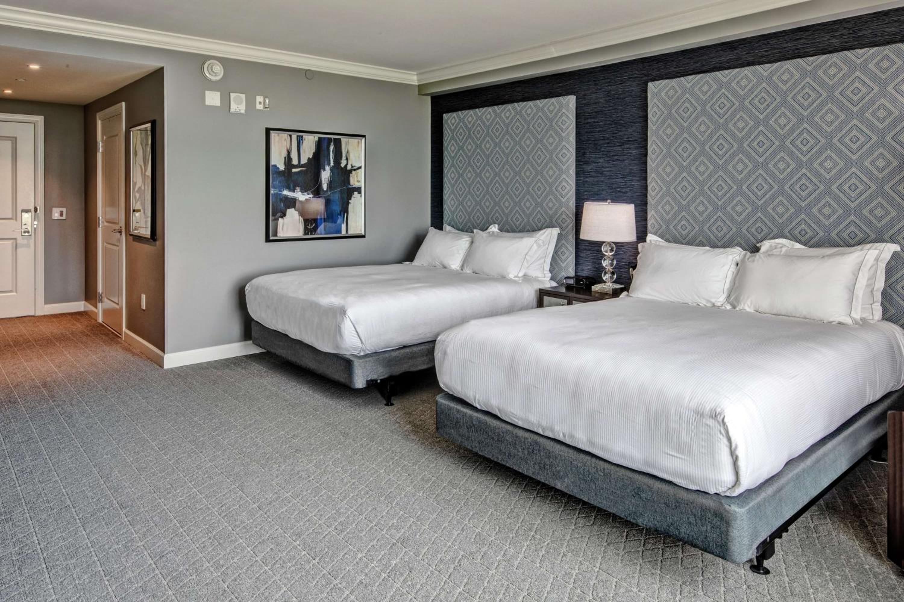 Queen Room with Two Queen Beds - Photo 3