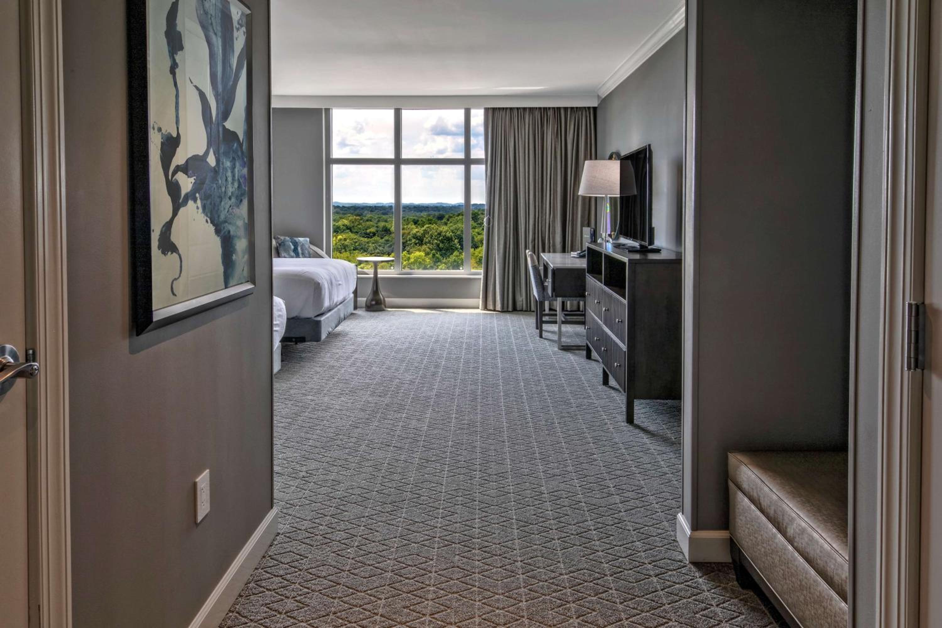 Queen Room with Two Queen Beds - Photo 4
