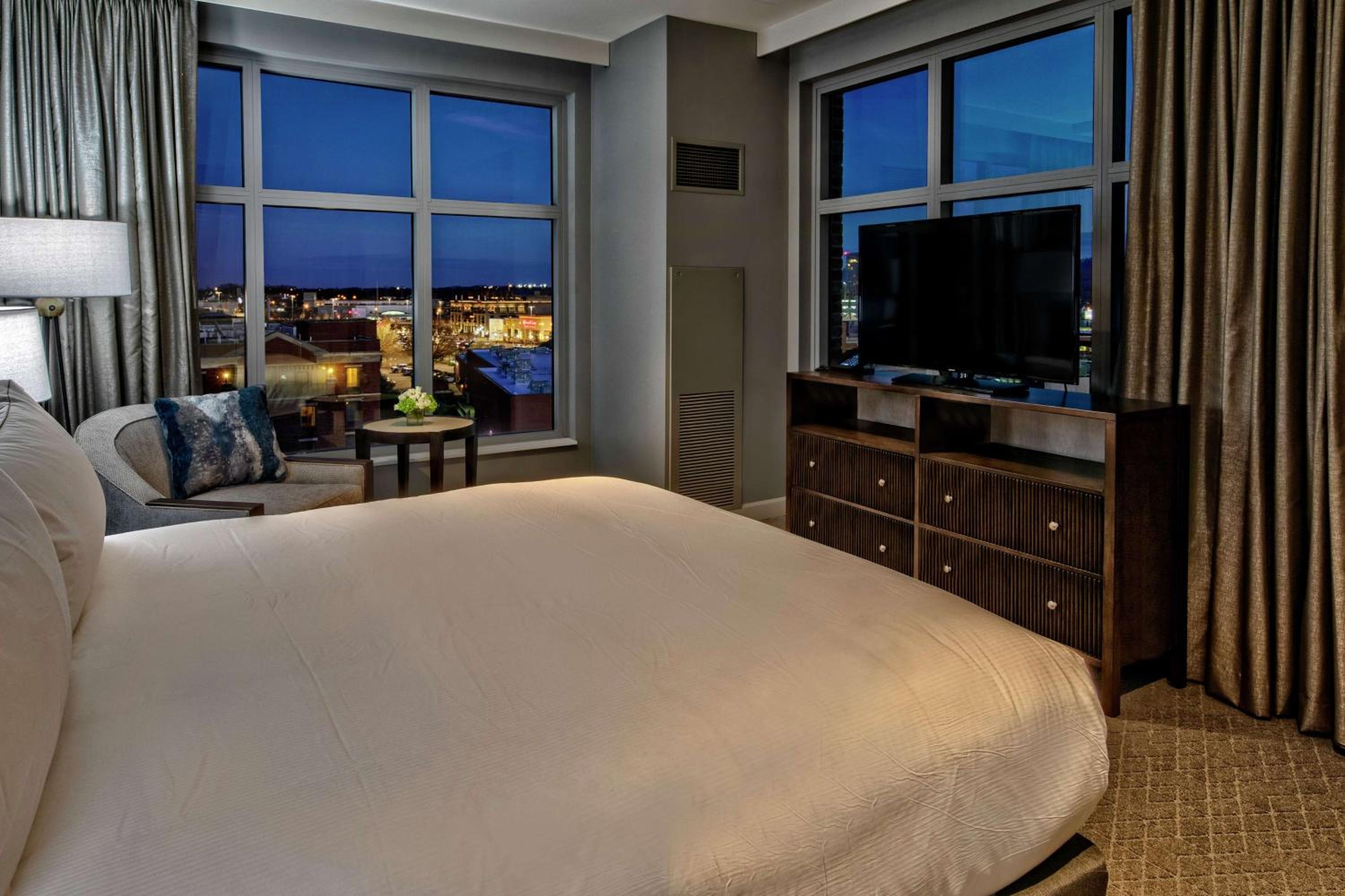 Corner King Room - Photo 2