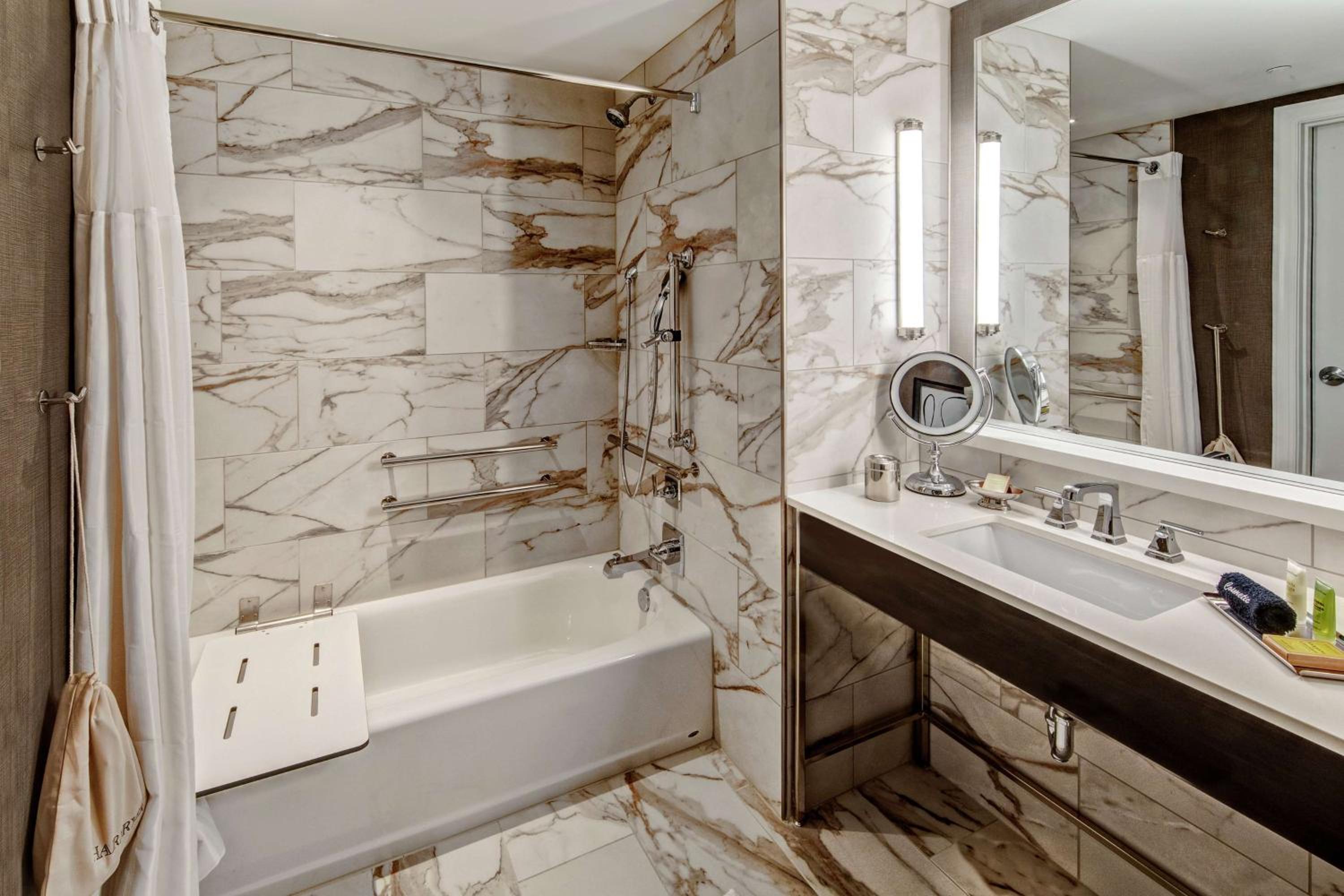 King Room - Mobility and Hearing Access - Photo 2