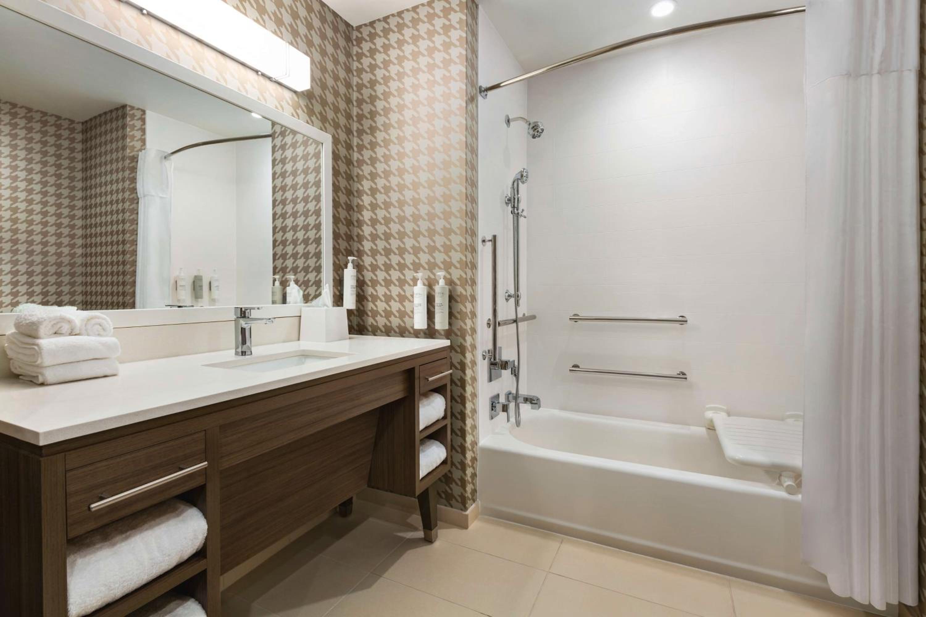 King Studio Suite with Accessible Tub - Mobility Access - Photo 4