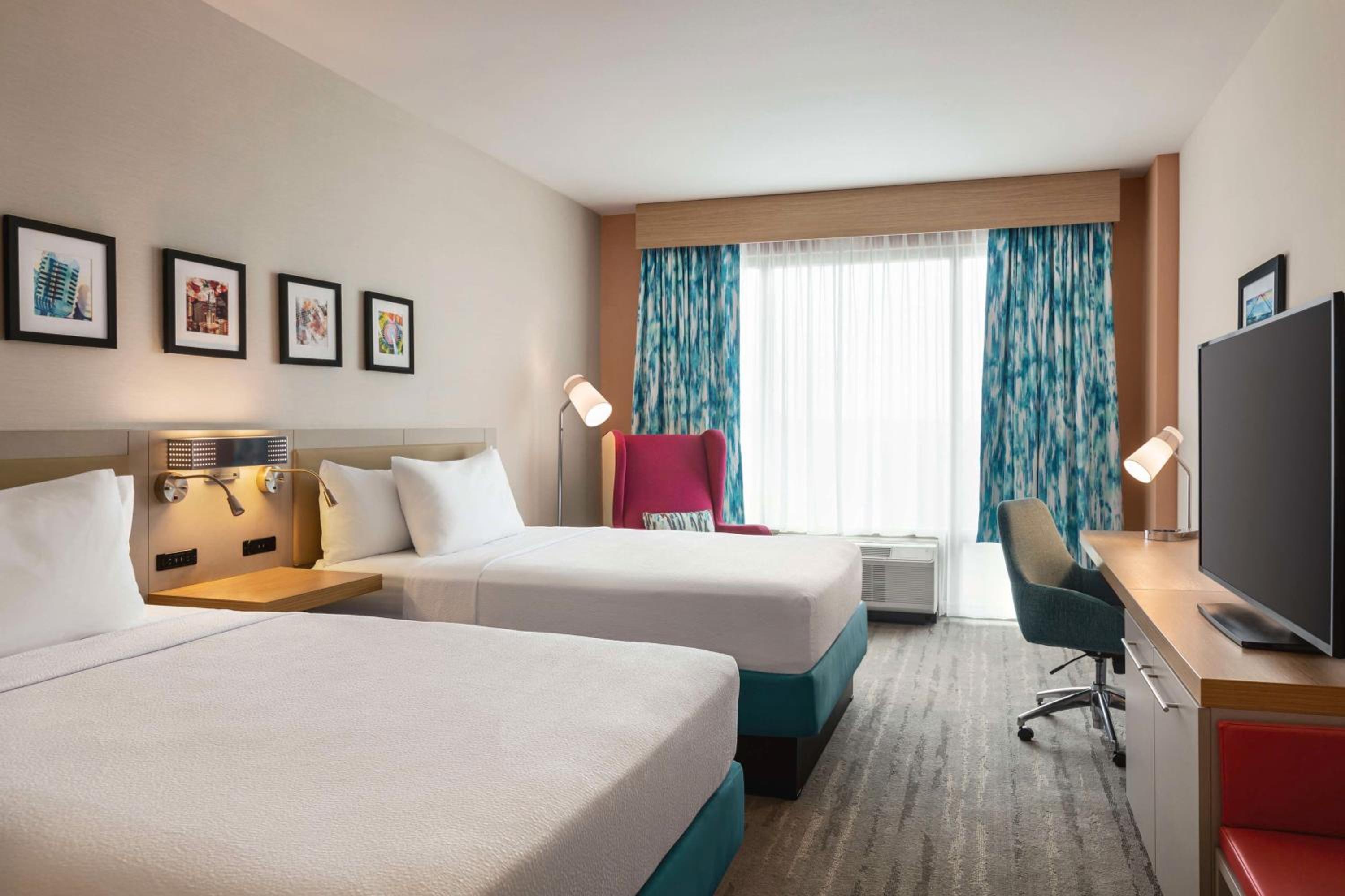 Queen Room with Two Queen Beds - Photo 3