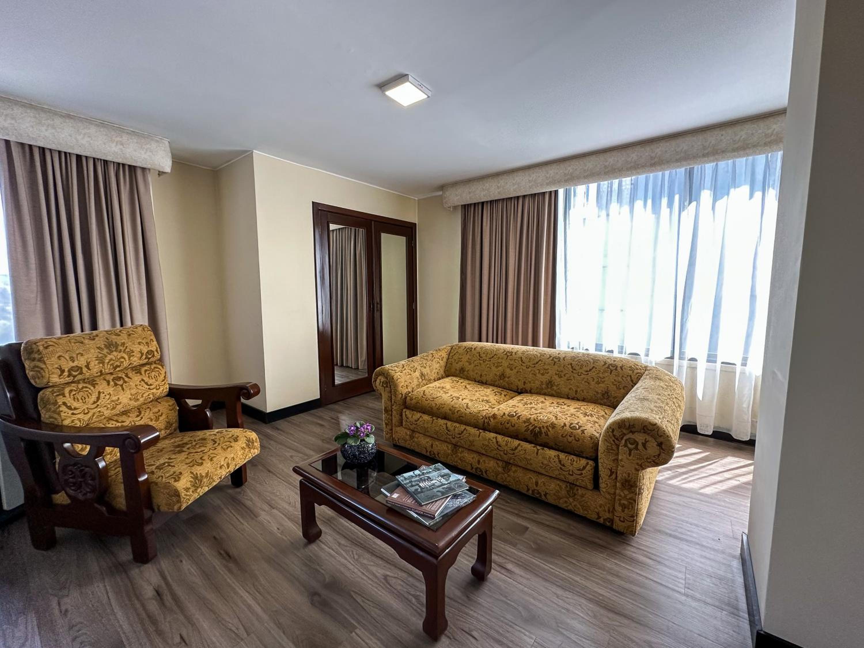 King Suite - Non-Smoking - Photo 4