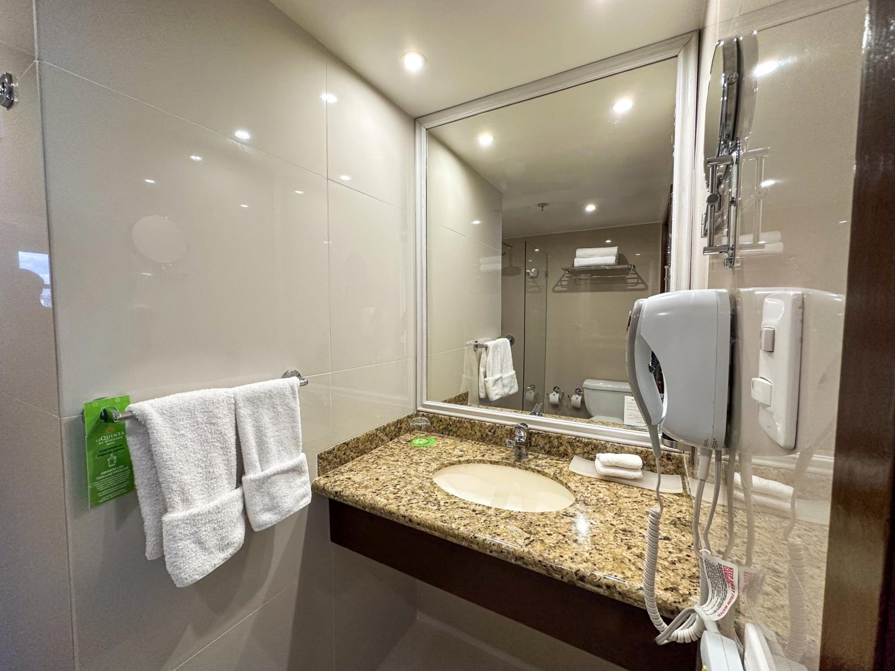King Suite - Non-Smoking - Photo 2