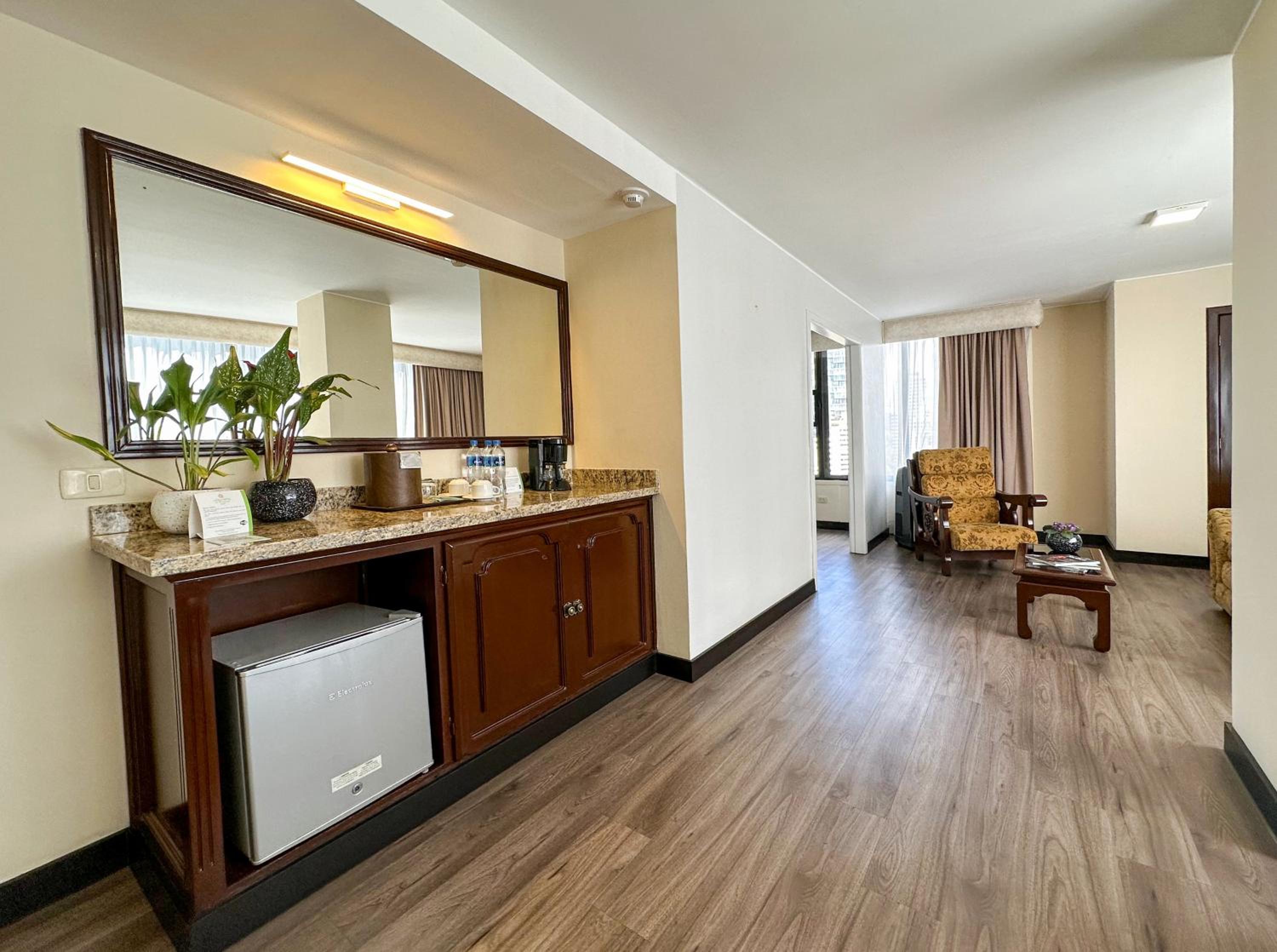 King Suite - Non-Smoking - Photo 6