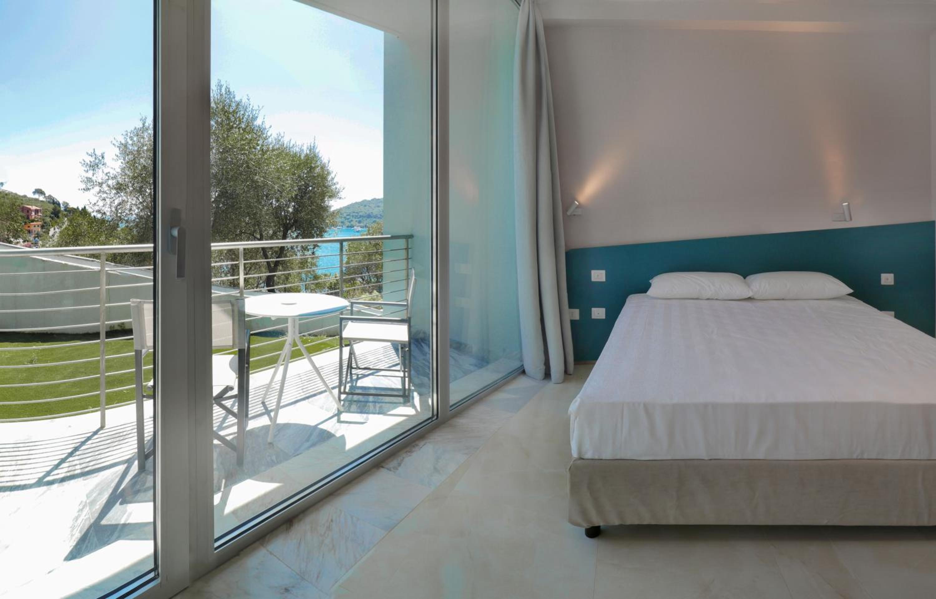 Double Room with Balcony - Photo 3
