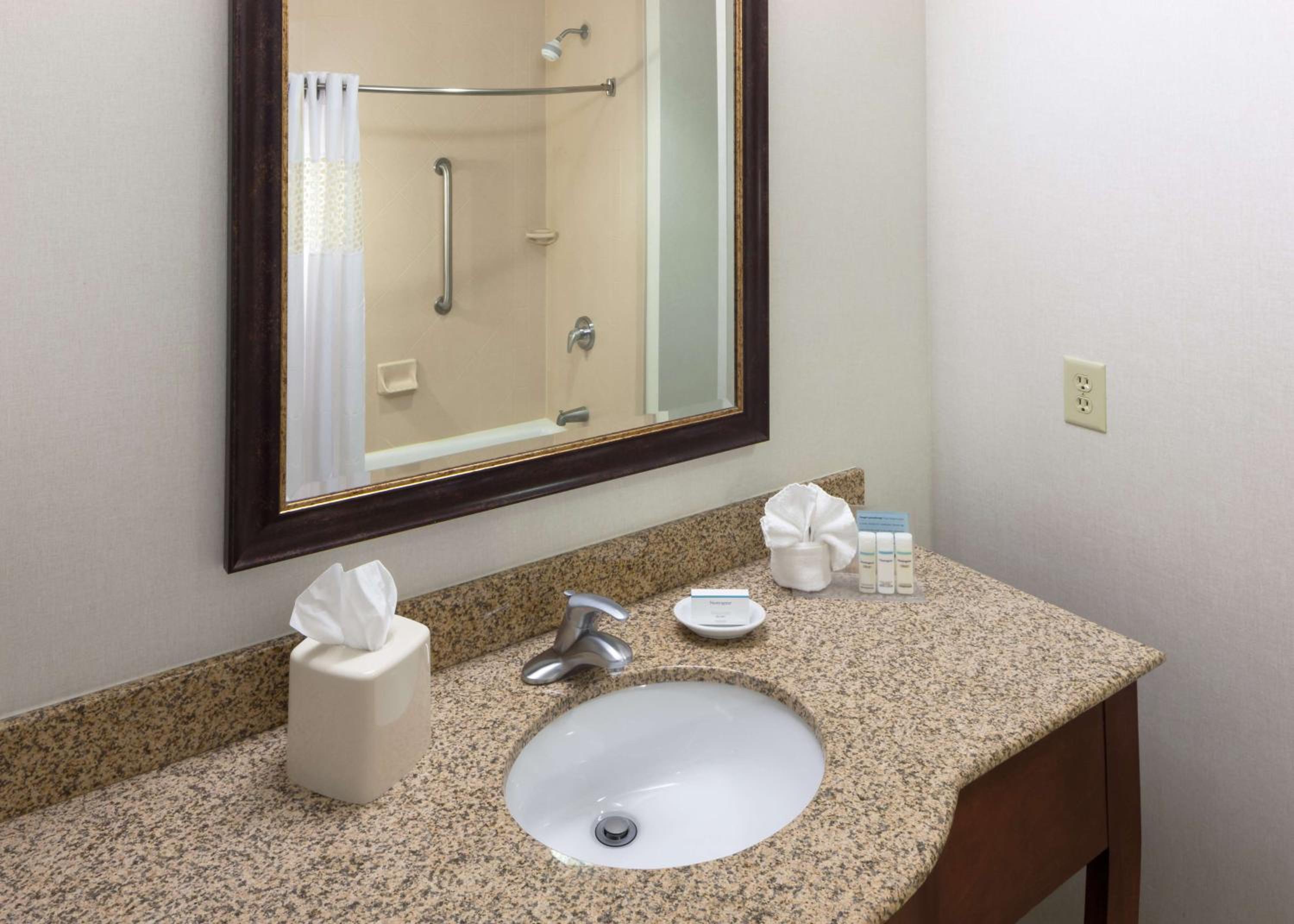 King Room with Bath Tub - Mobility Access - Photo 2