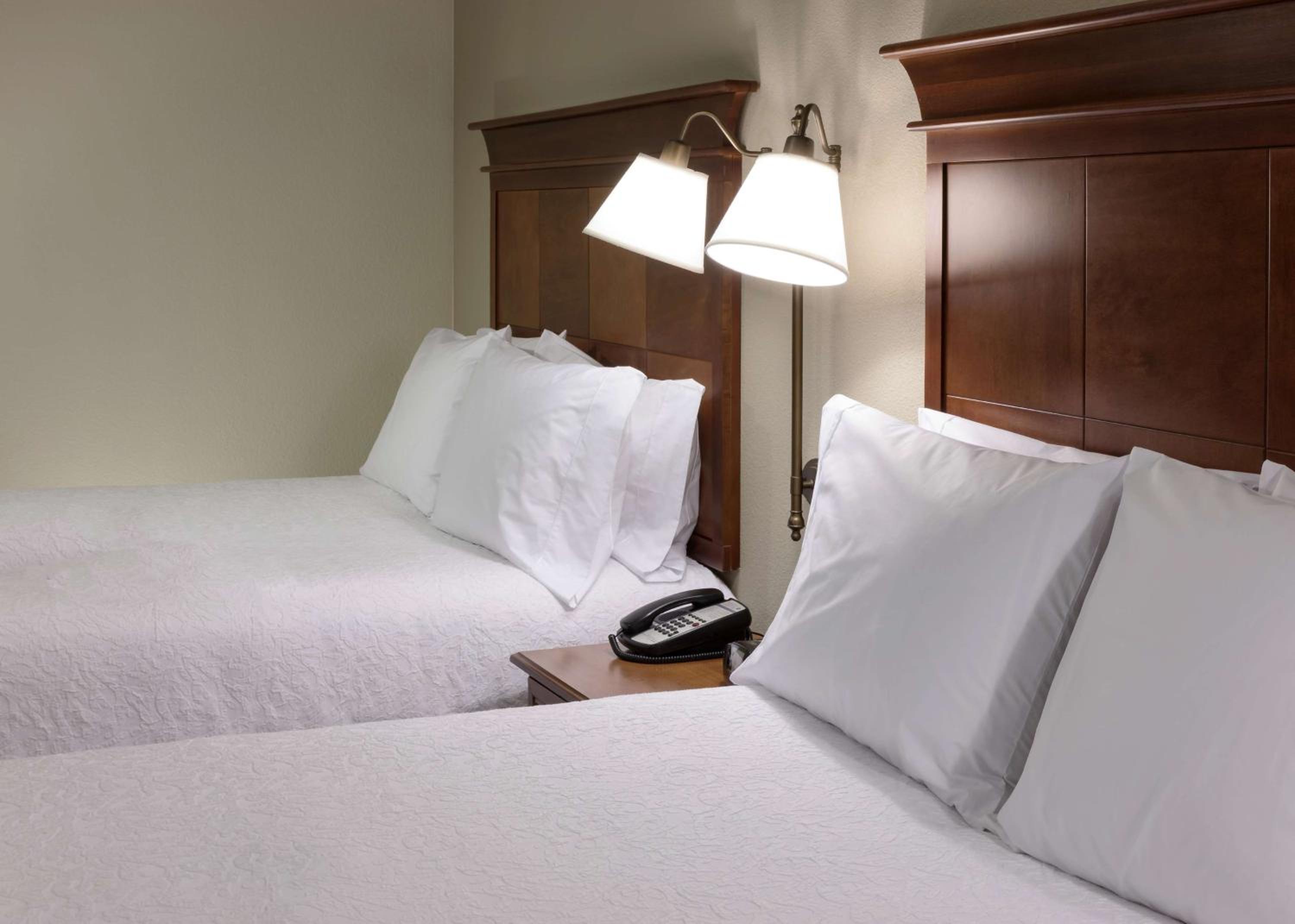 Queen Room with Two Queen Beds - Photo 2