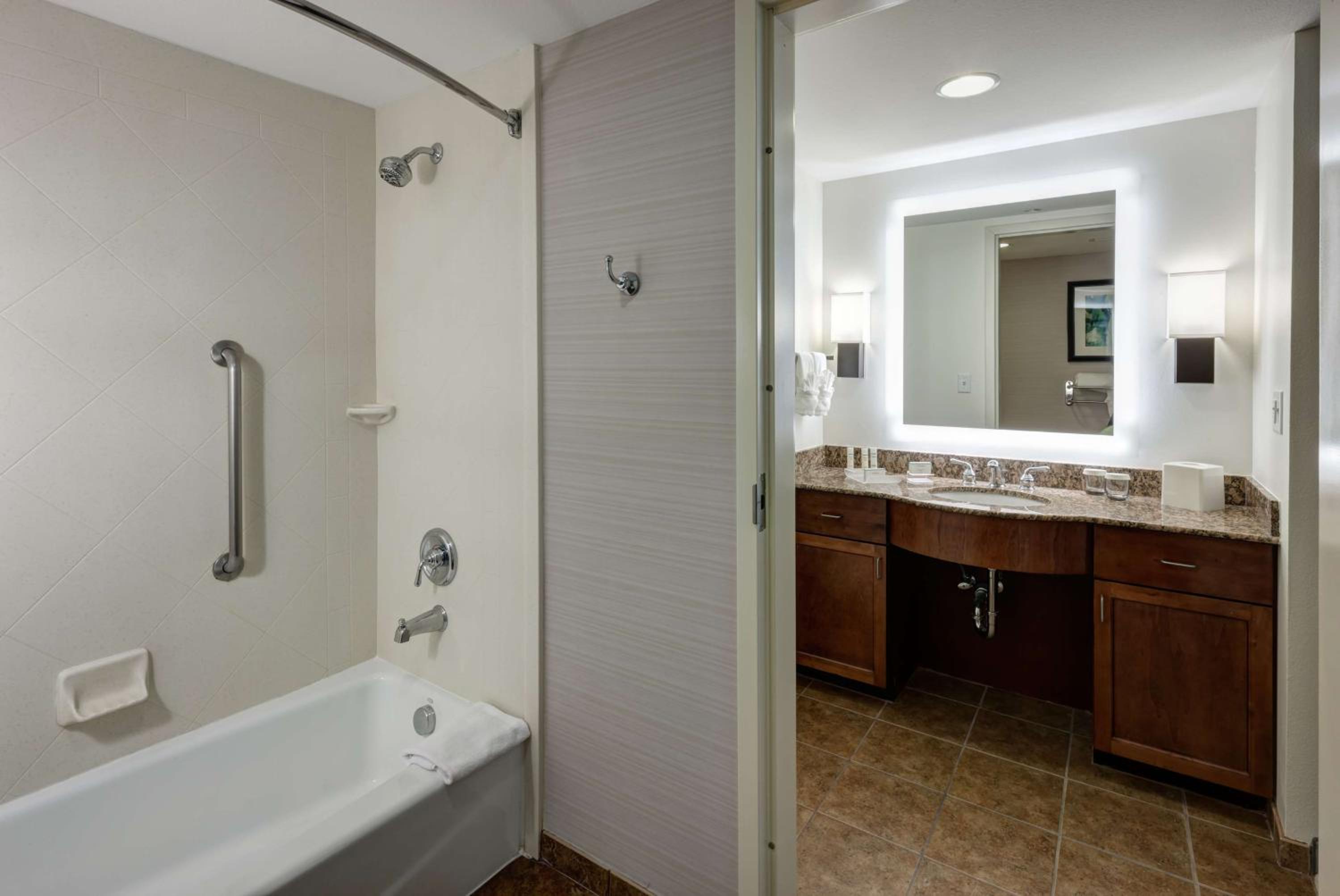 One-Bedroom King Suite - Non-Smoking - Photo 4