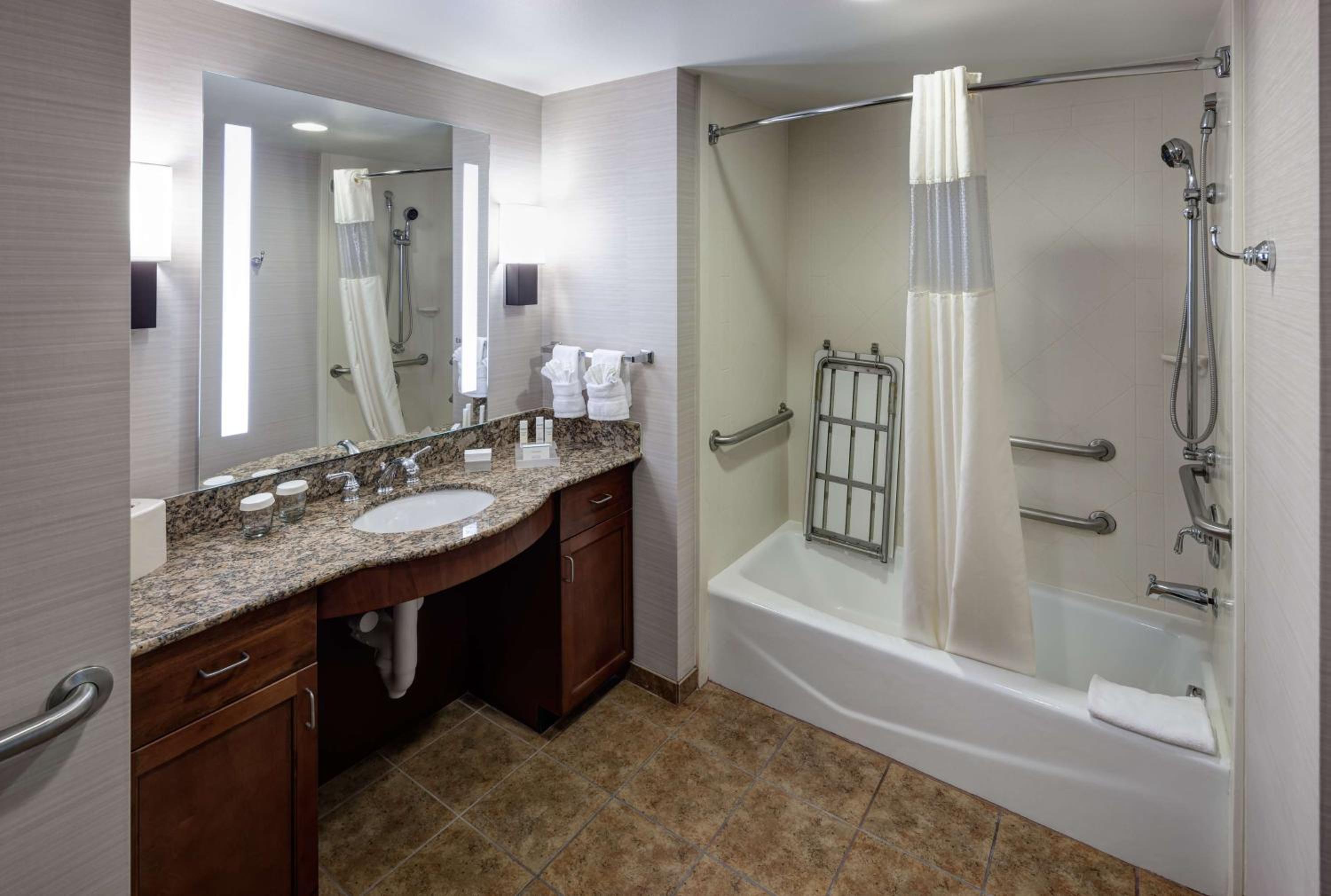 Queen Suite with Two Queen Beds - Mobility Access/Non-Smoking - Photo 4
