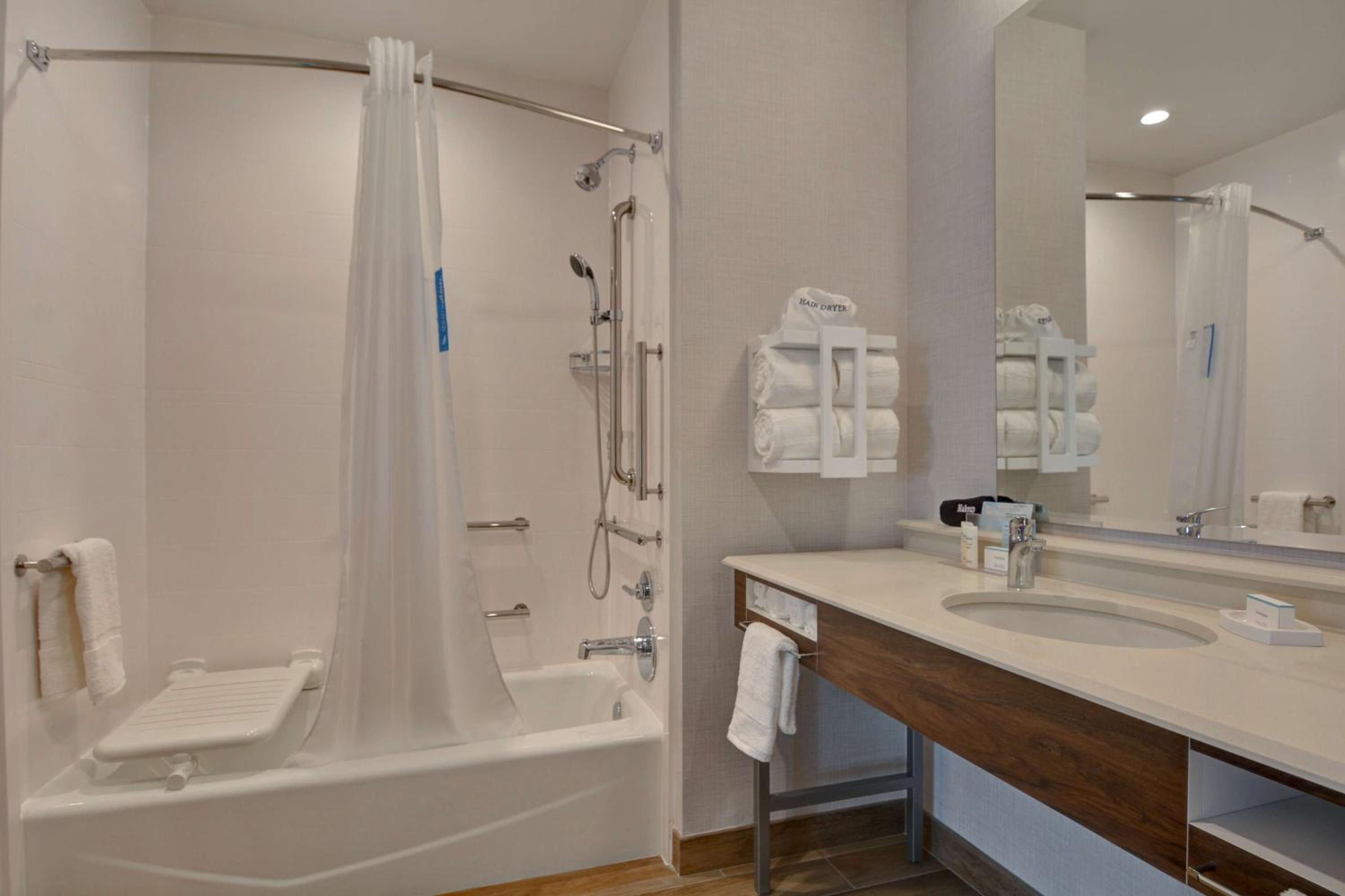 Queen Room with Two Queen Beds and Accessible Tub