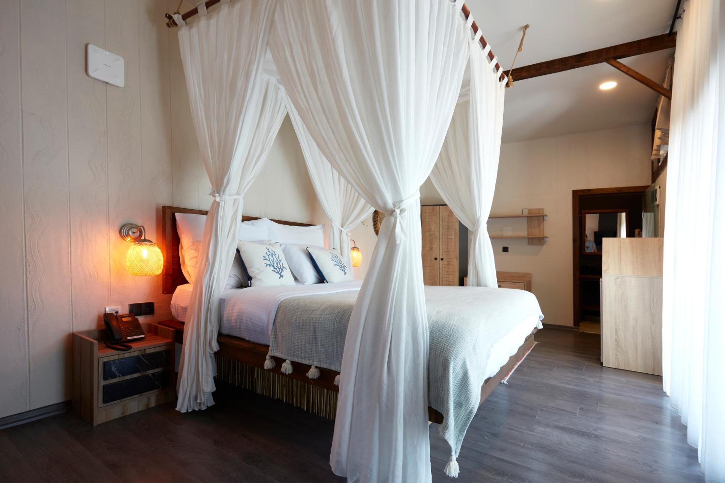 Deluxe Double Room with Balcony and Sea View - Photo 6