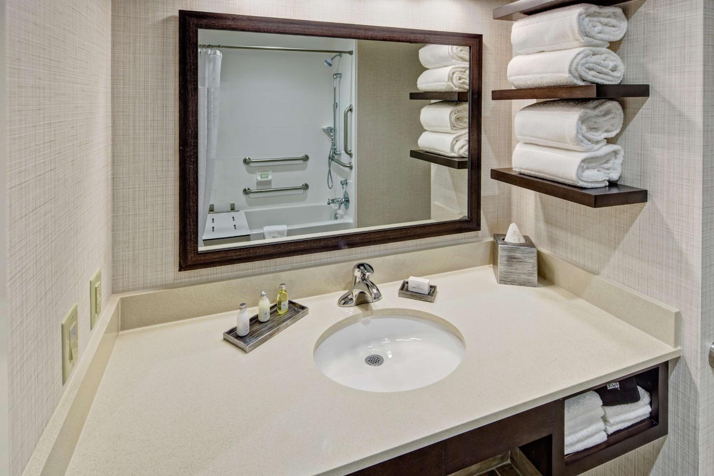 Double Room with Two Queen Beds and Bath Tub - Mobility and Hearing Access photo 2