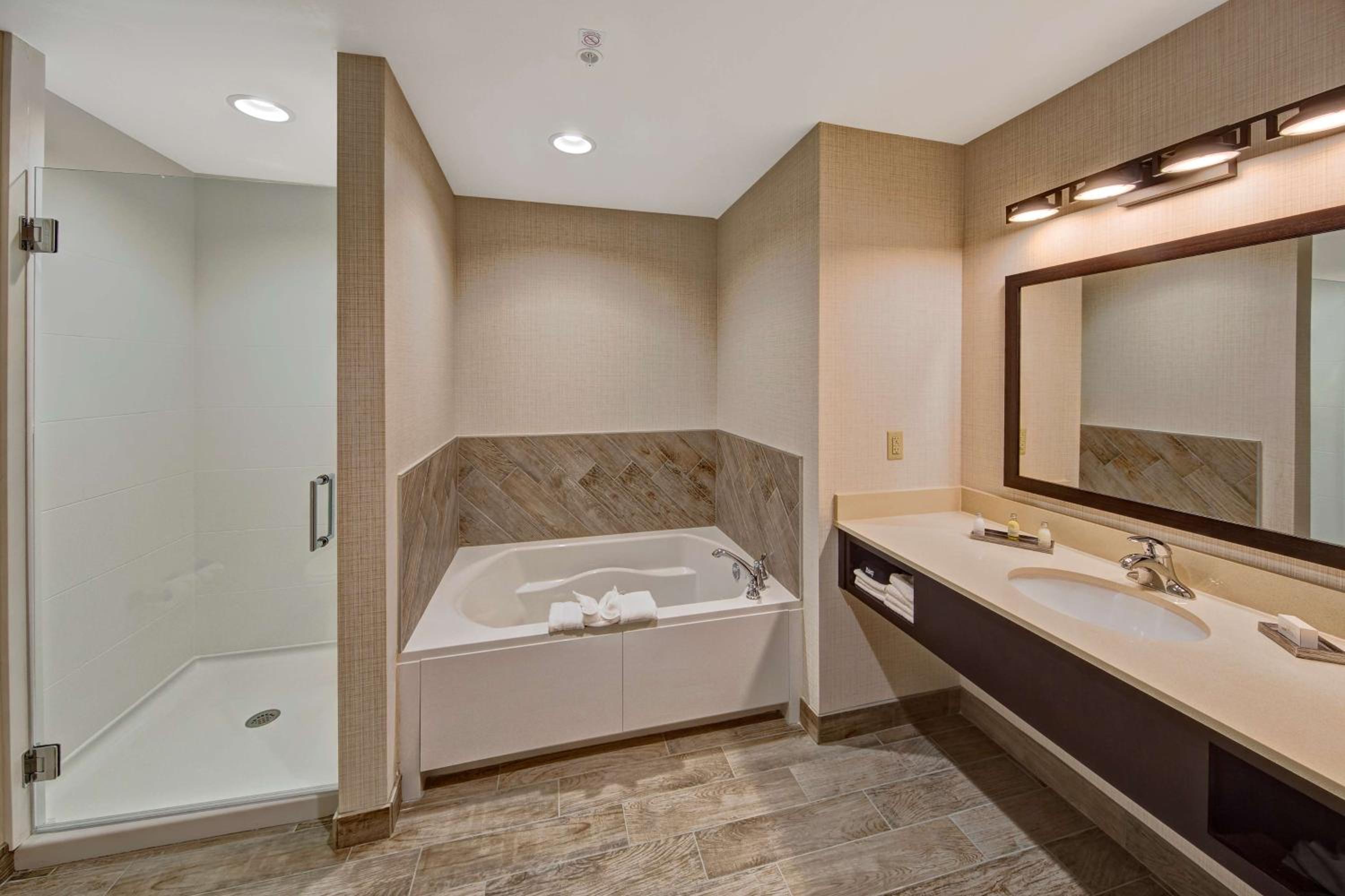 Corner Suite with Two Queen Beds, Balcony and River/Mountain View, photo 6