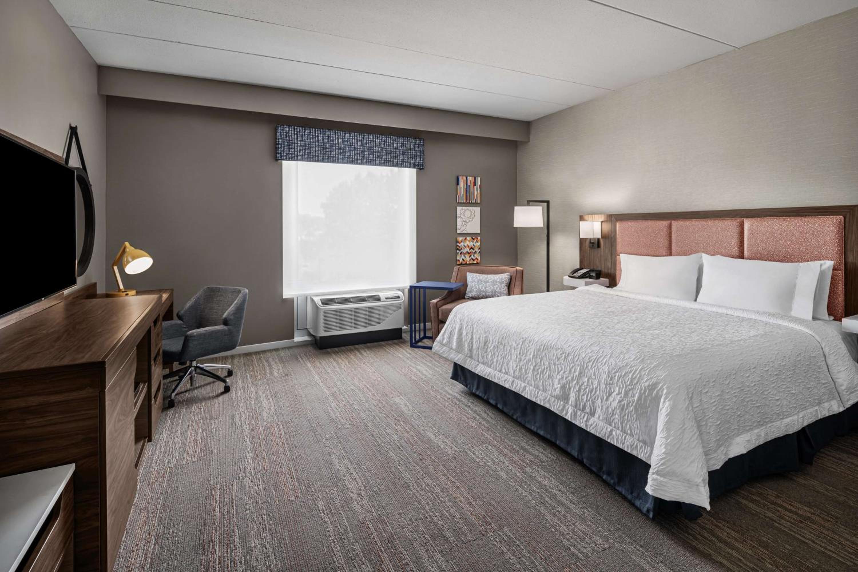 King Room with Roll-In Shower - Mobility and Hearing Access/Non-Smoking