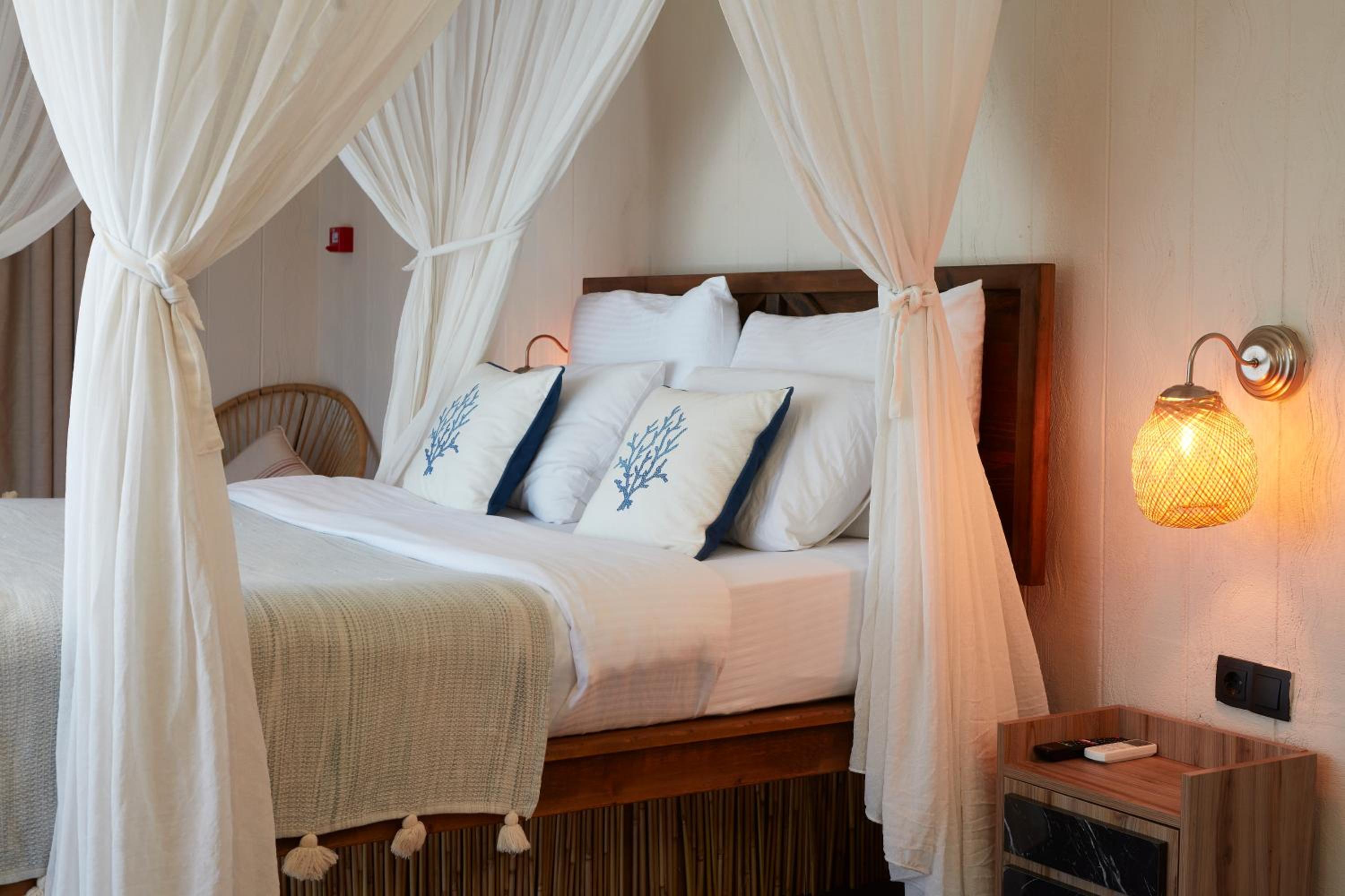 Deluxe Double Room with Balcony and Sea View - Photo 8