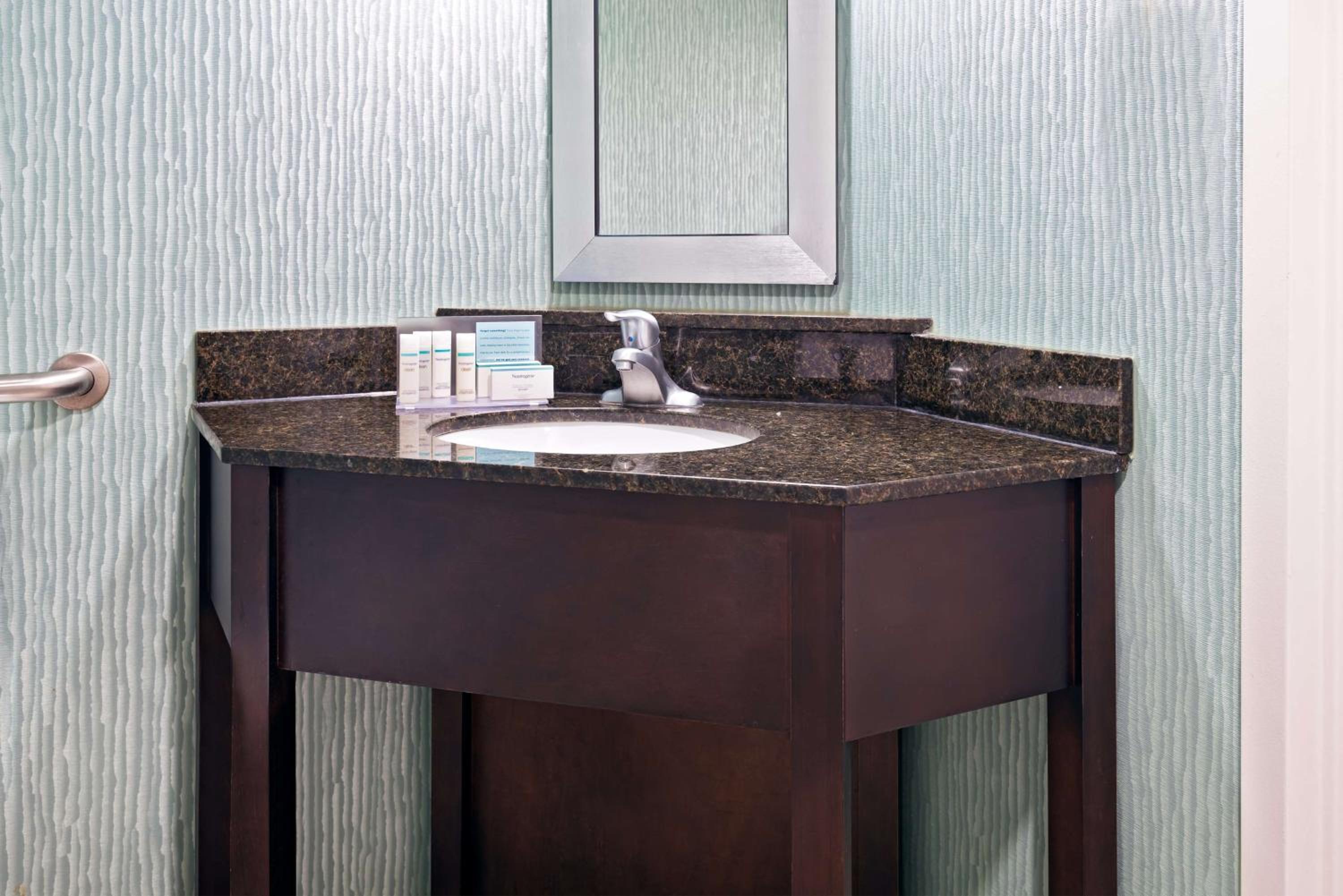 King Room with Roll-In Shower - Mobility Access/Non-Smoking