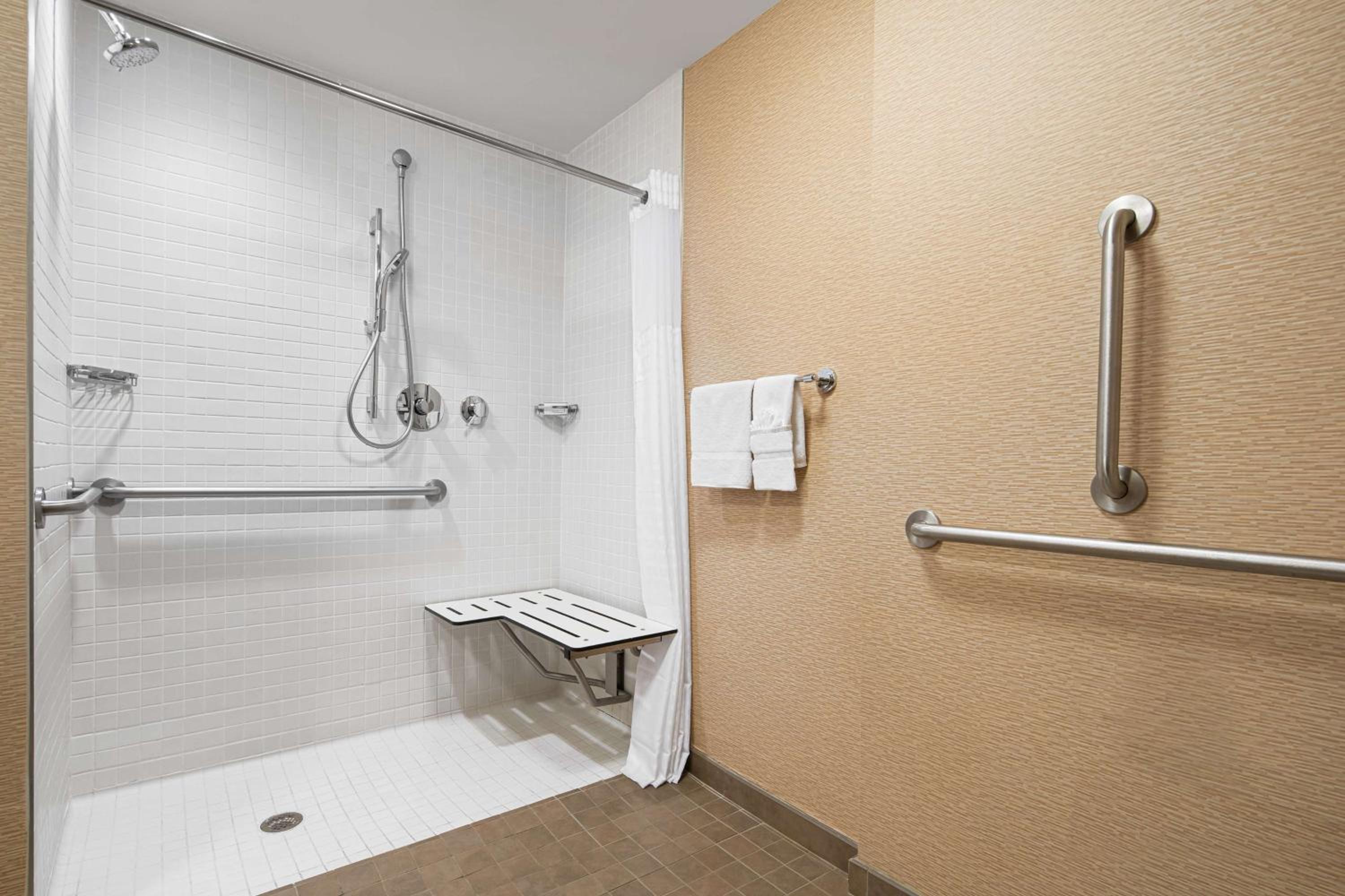King Studio with Roll-In Shower - Mobility and Hearing Access/Non-Smoking photo 3
