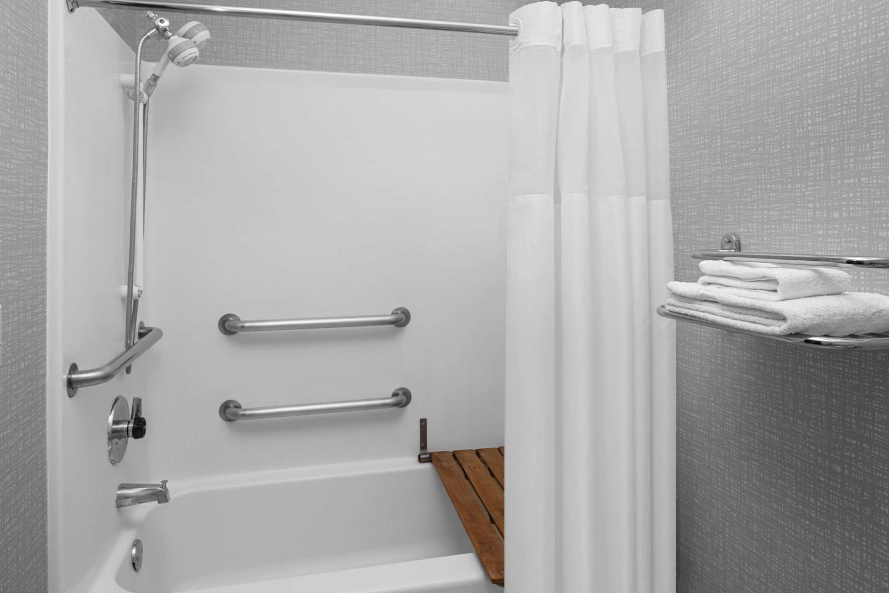 King Room with Accessible Tub - Mobility and Hearing Access/Non-Smoking - Photo 4