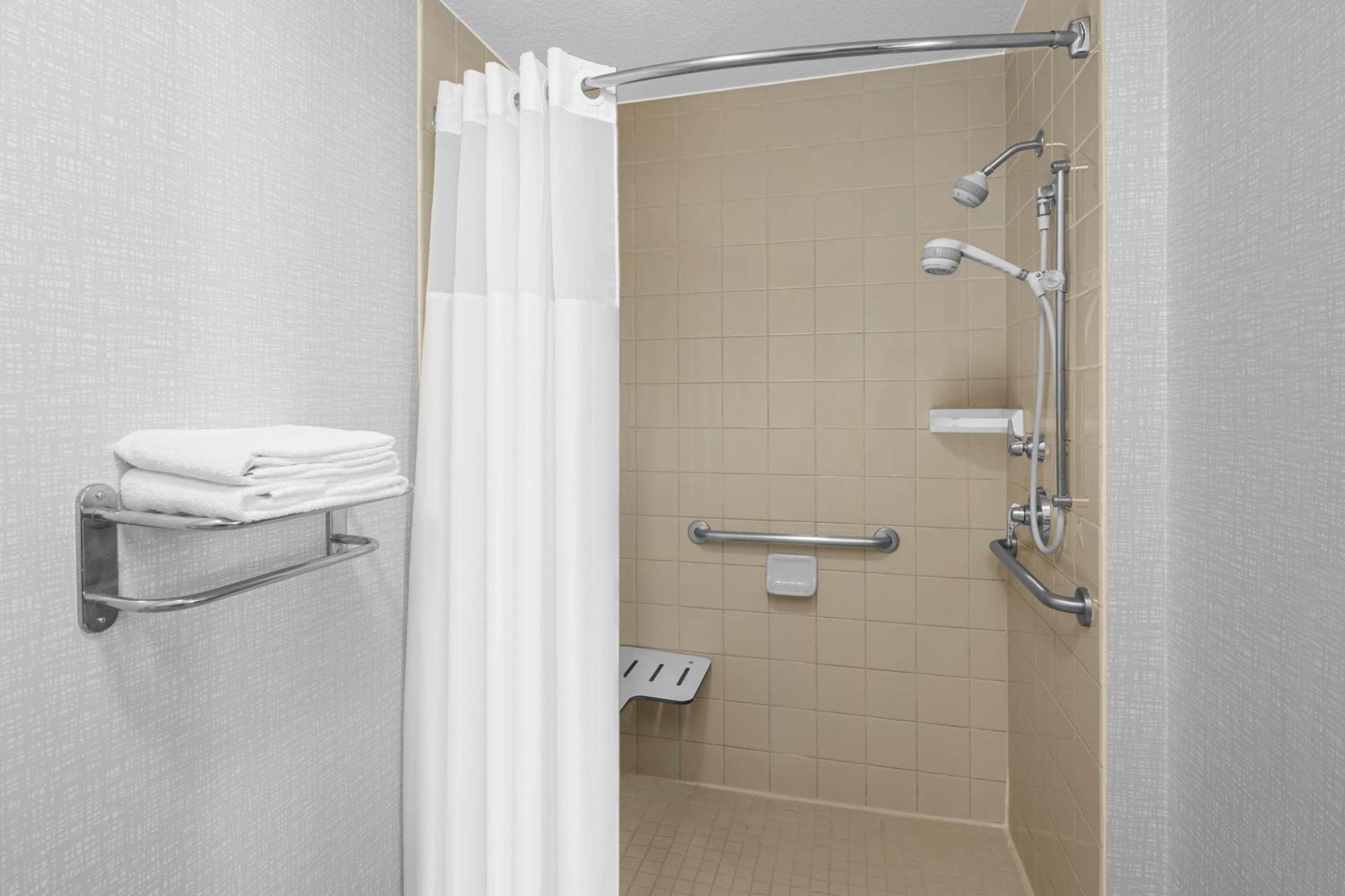 Queen Room with Two Queen Beds and Roll-In Shower - Mobility Access/Non-Smoking - Photo 3