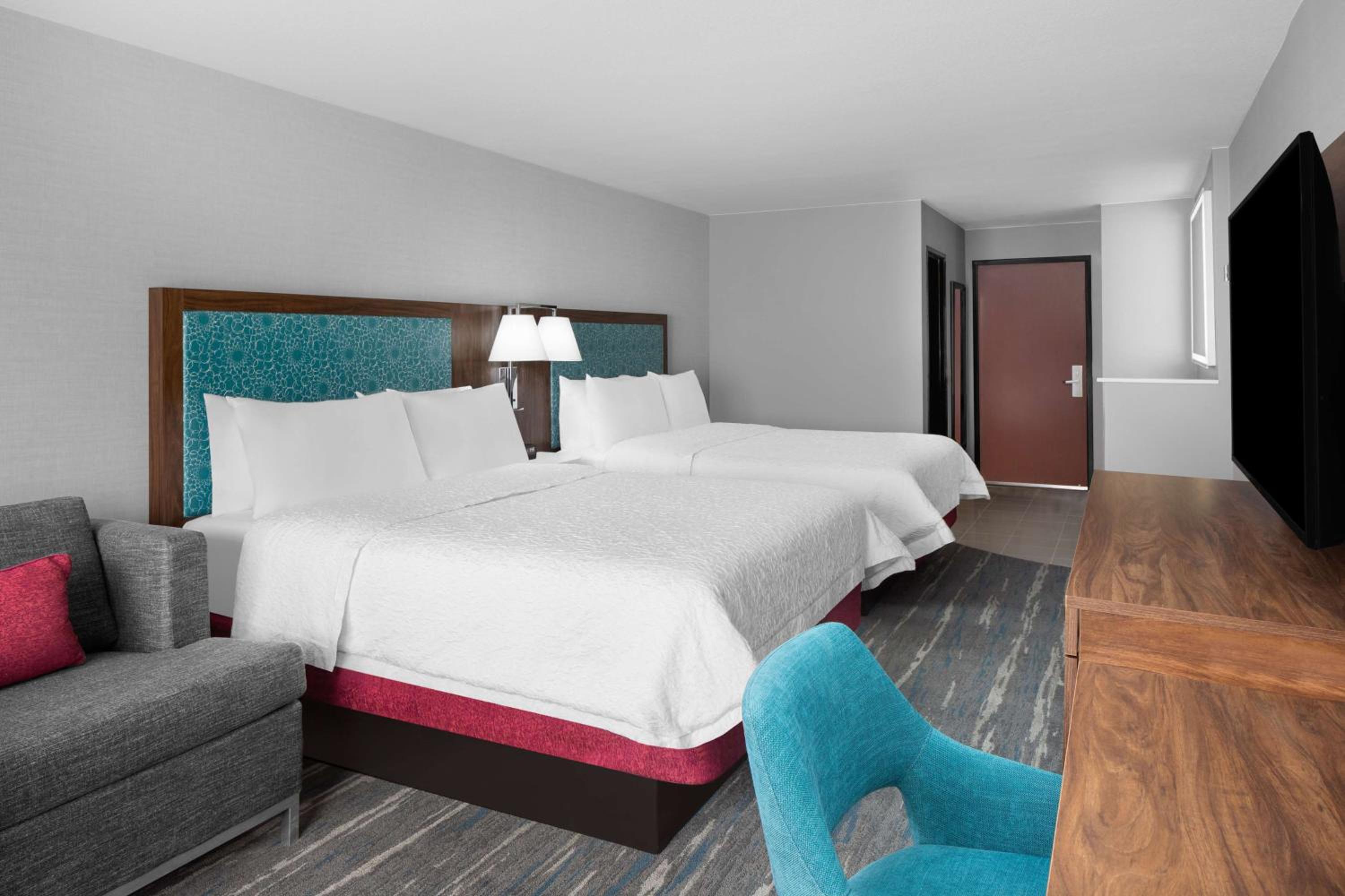 Room with Two Queen Beds - Non-Smoking - Photo 4